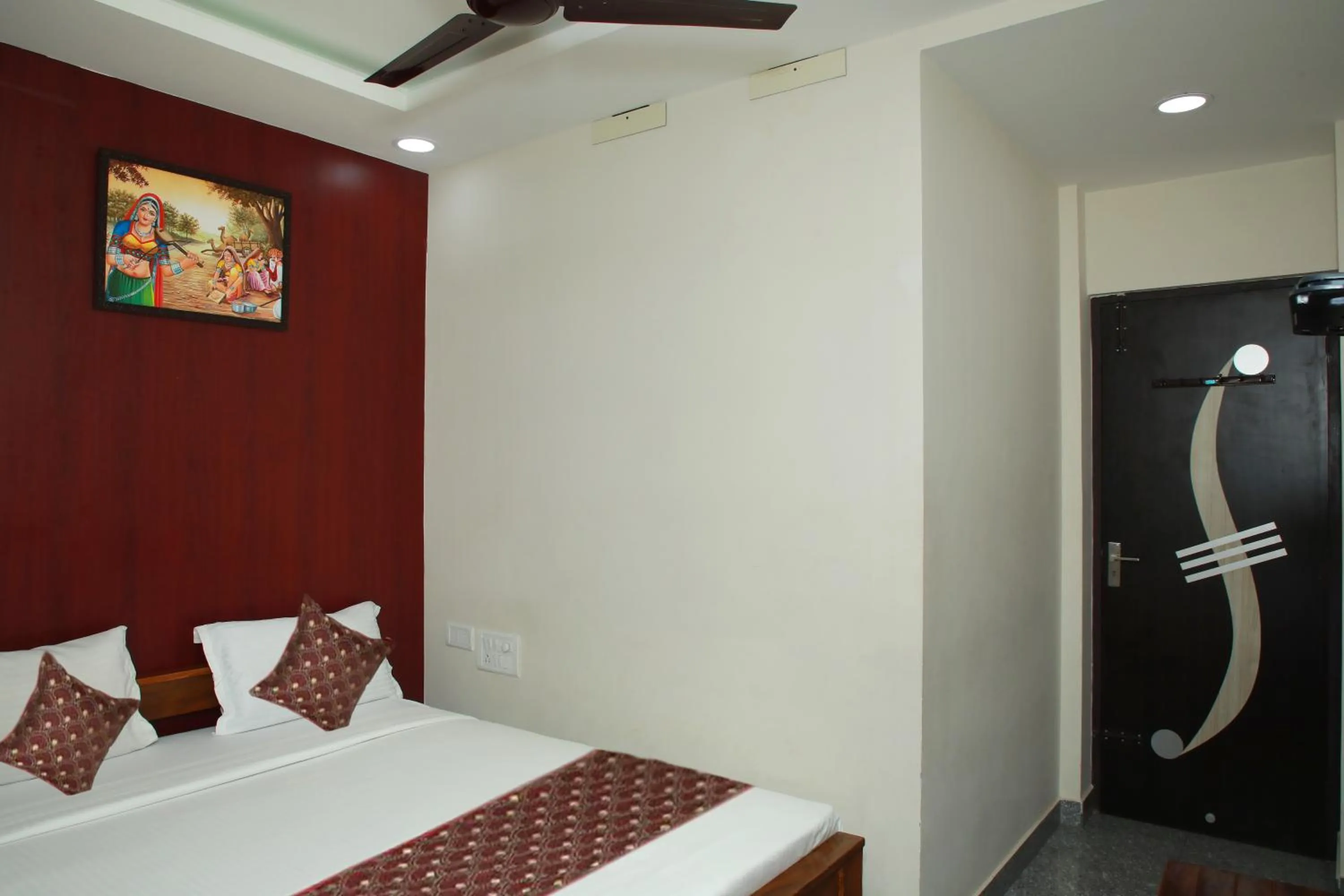 Bed in Redstone Hotel - Near US Consulate Nungambakkam