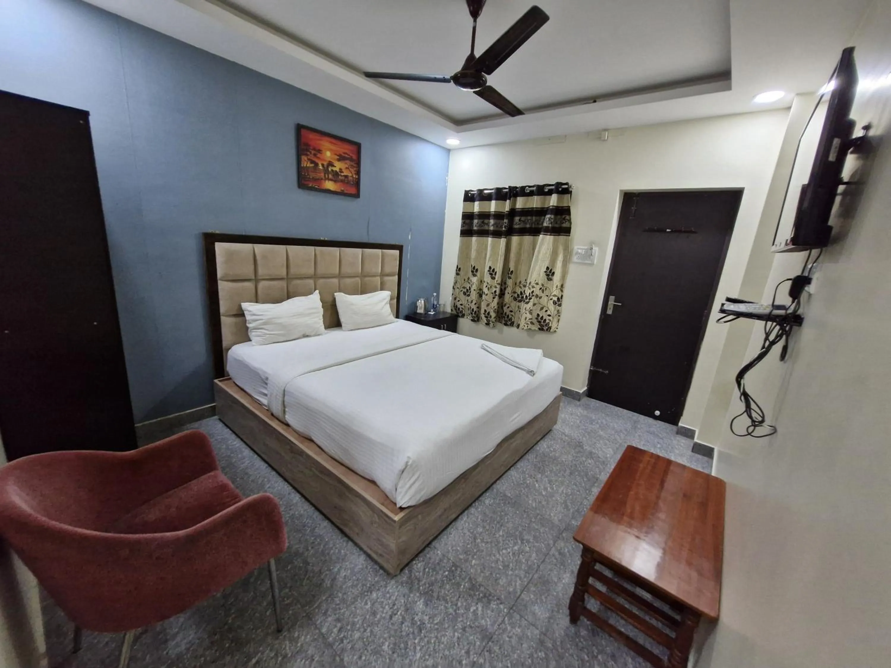 Bed in Redstone Hotel - Near US Consulate Nungambakkam