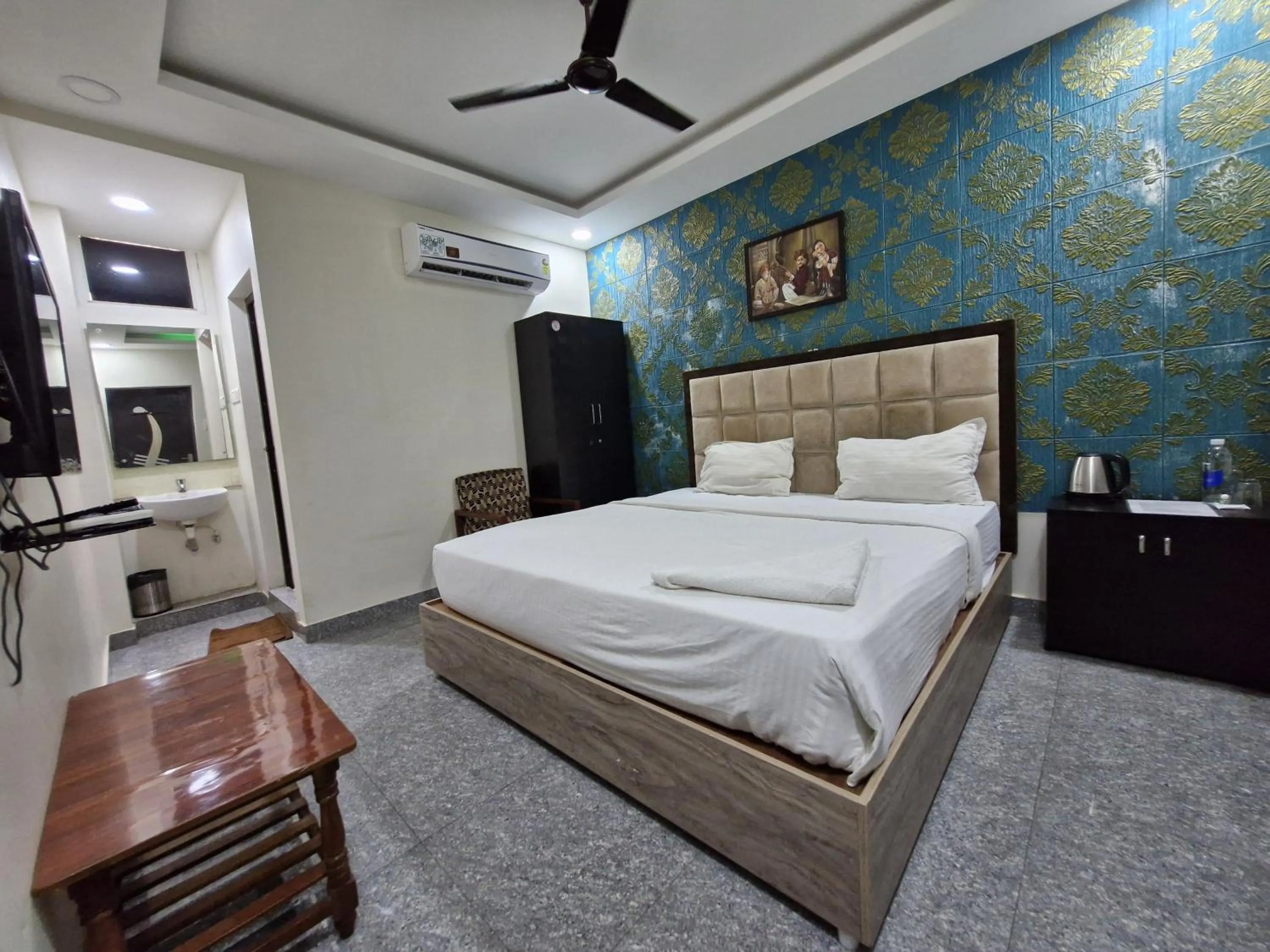 Bed in Redstone Hotel - Near US Consulate Nungambakkam