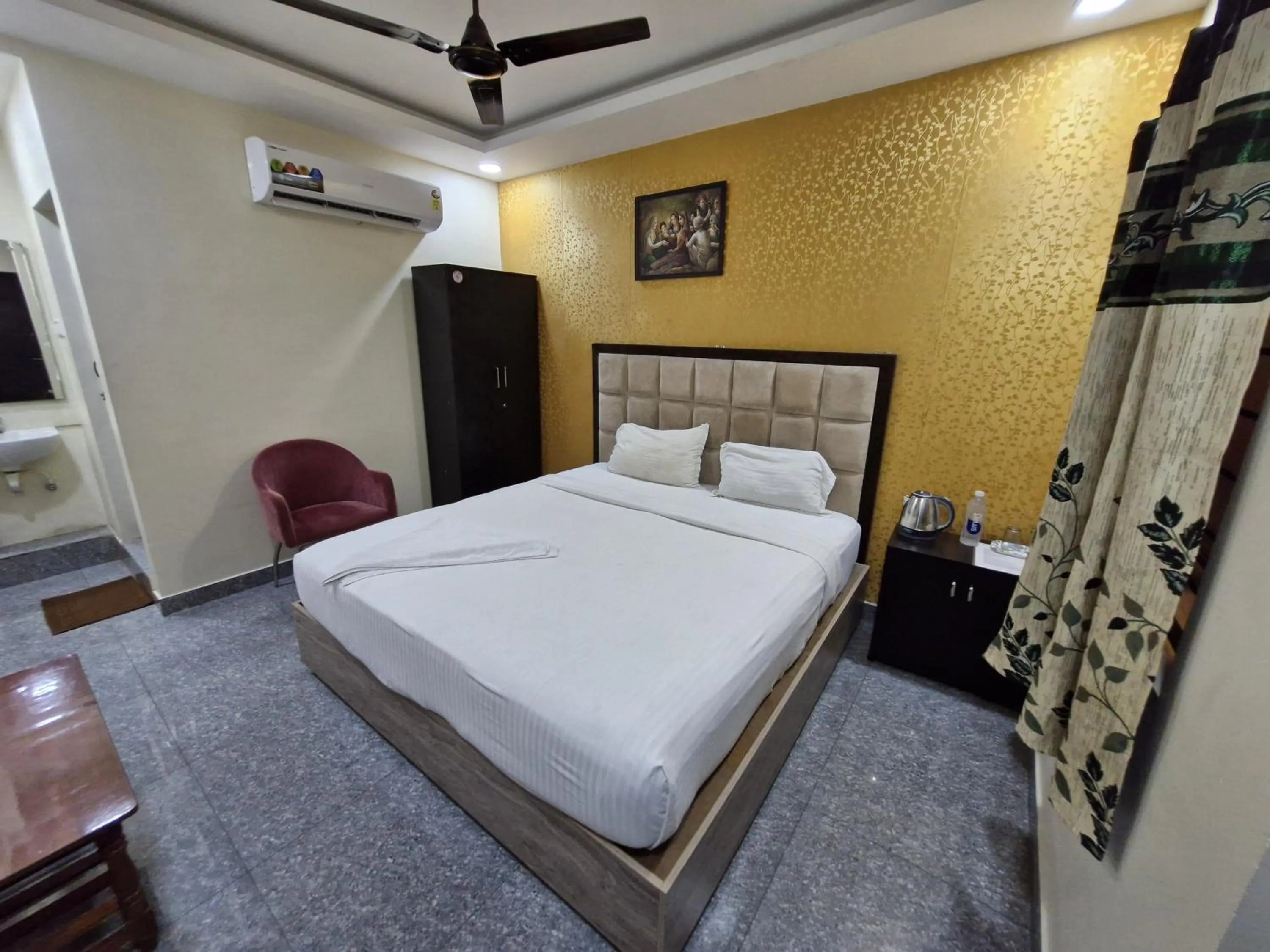 Bed in Redstone Hotel - Near US Consulate Nungambakkam