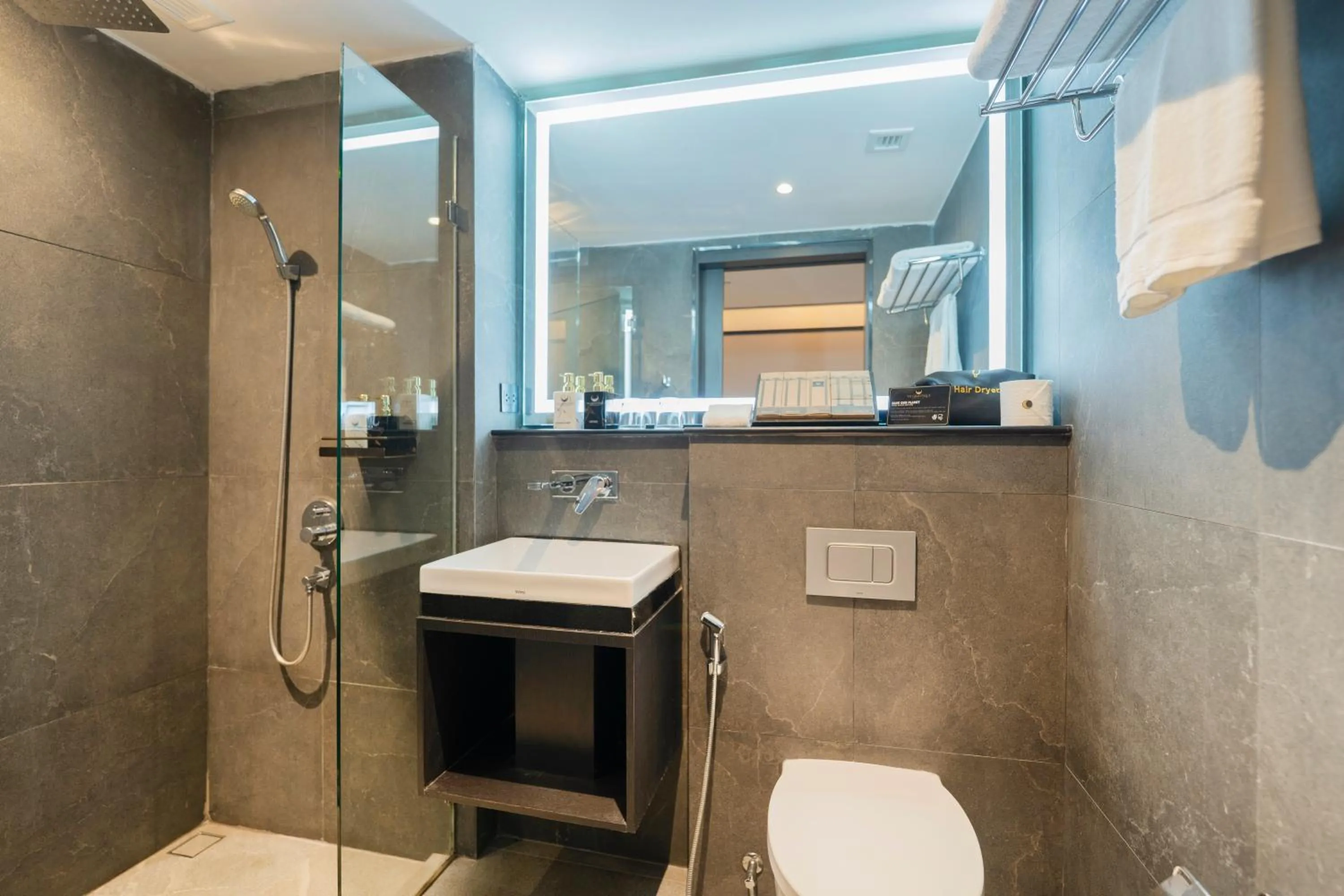 Shower in The Gravitique Hotel Khaosan