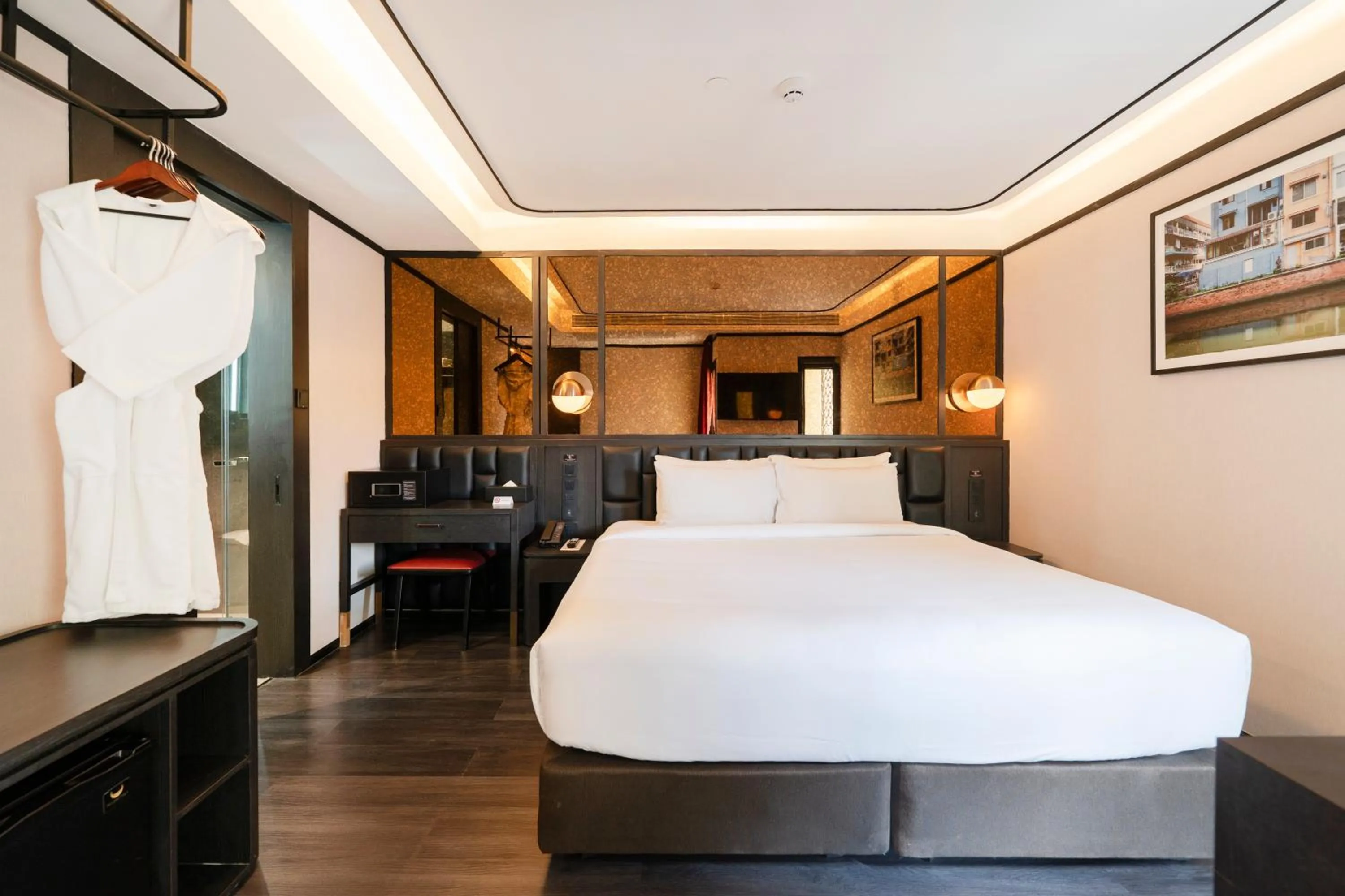 Bed in The Gravitique Hotel Khaosan