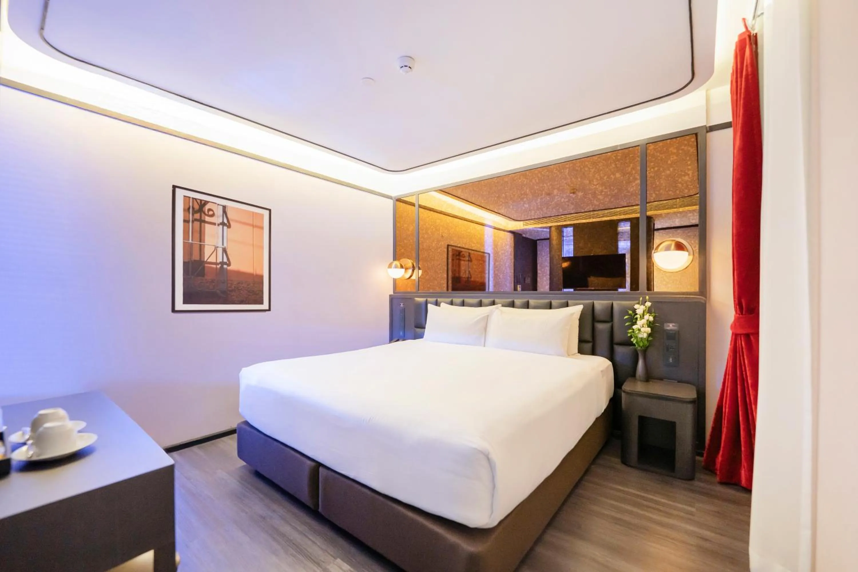 Bed in The Gravitique Hotel Khaosan