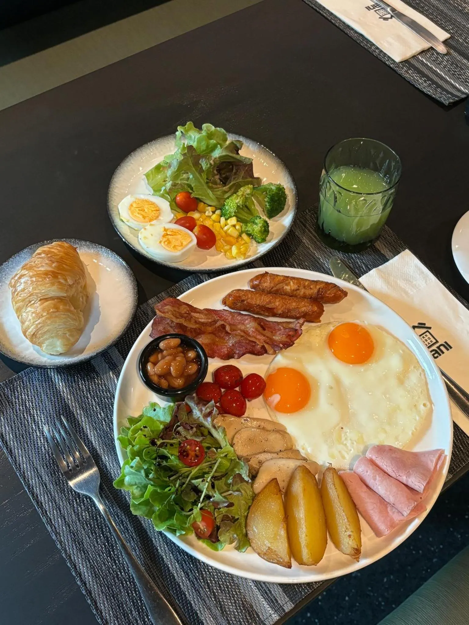 Breakfast in The Gravitique Hotel Khaosan