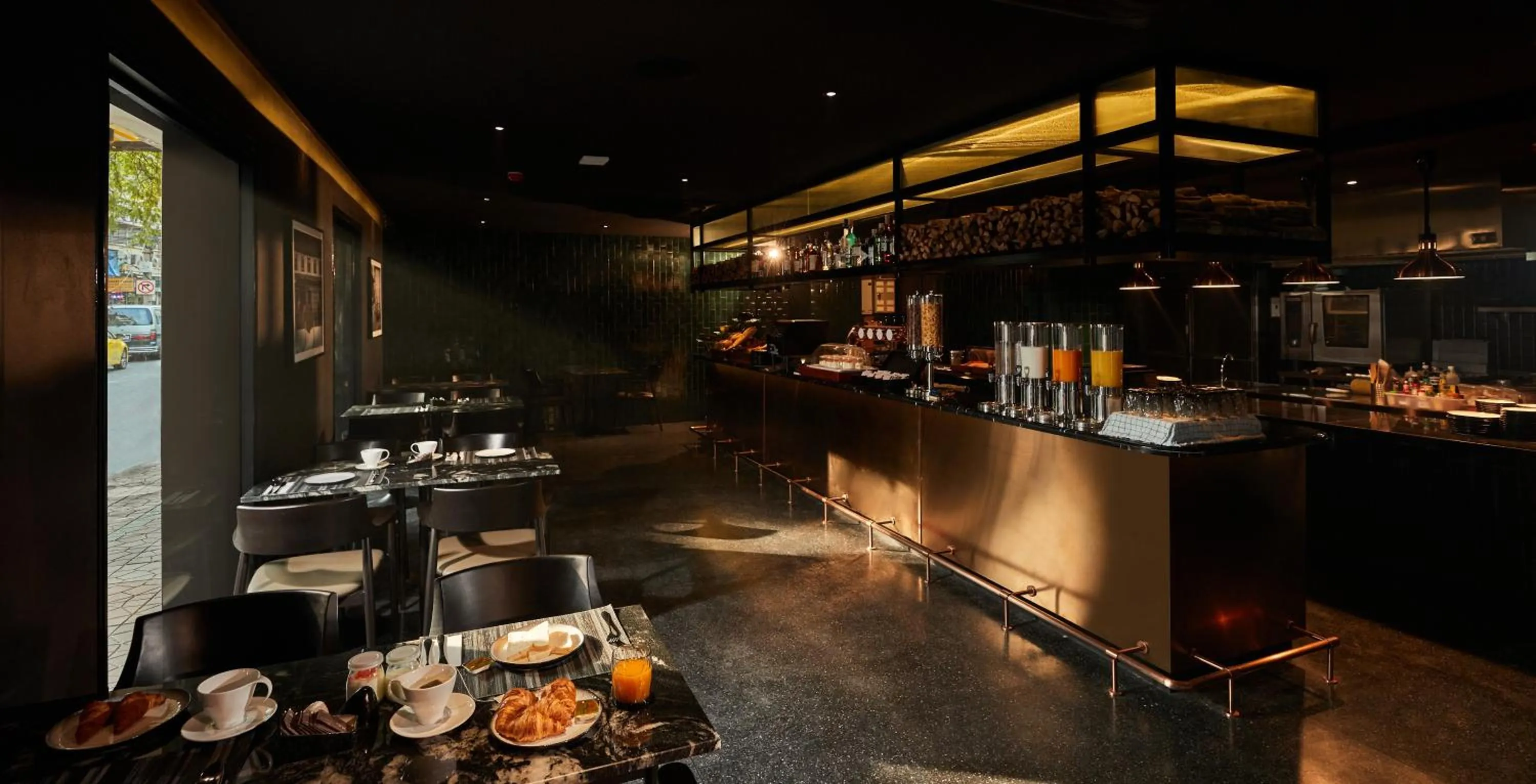 Restaurant/places to eat in The Gravitique Hotel Khaosan