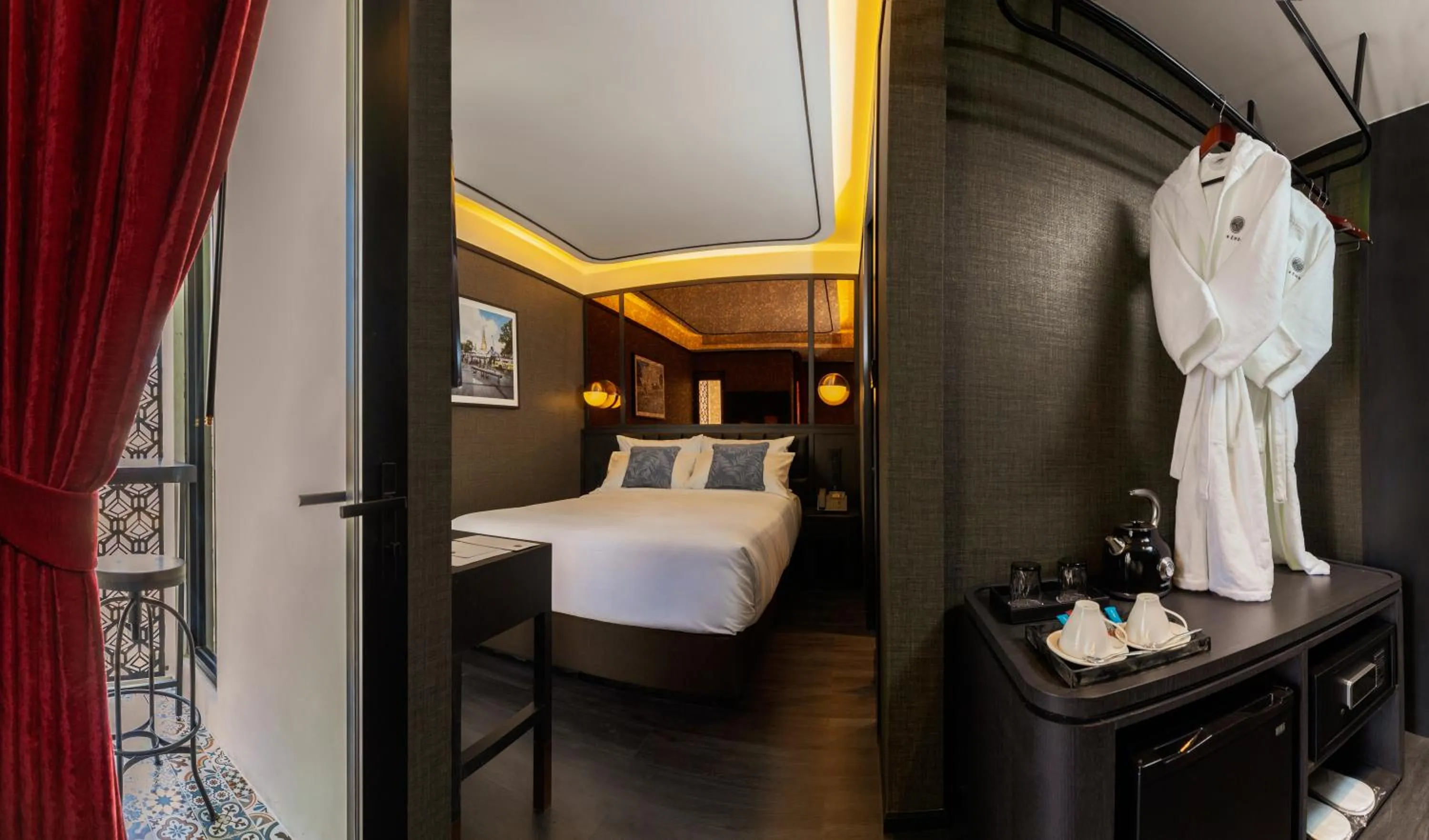 Bed in The Gravitique Hotel Khaosan