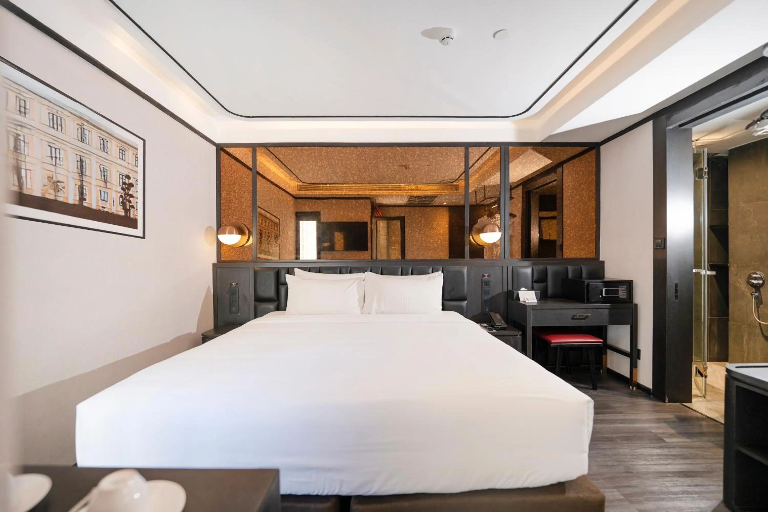 Bedroom, Bed in The Gravitique Hotel Khaosan