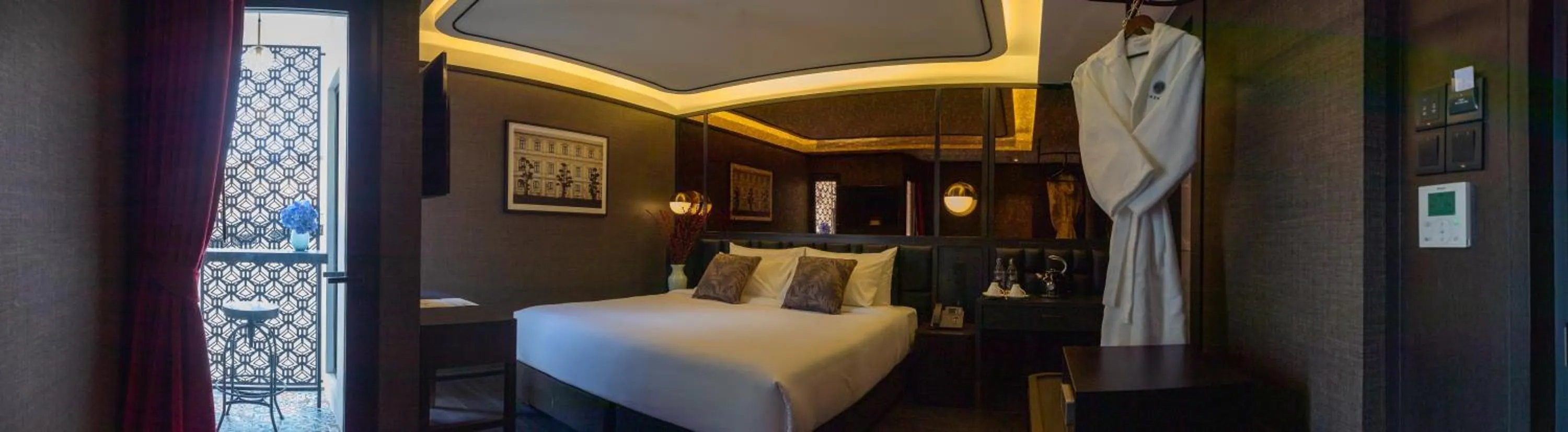 Living room, Bed in The Gravitique Hotel Khaosan