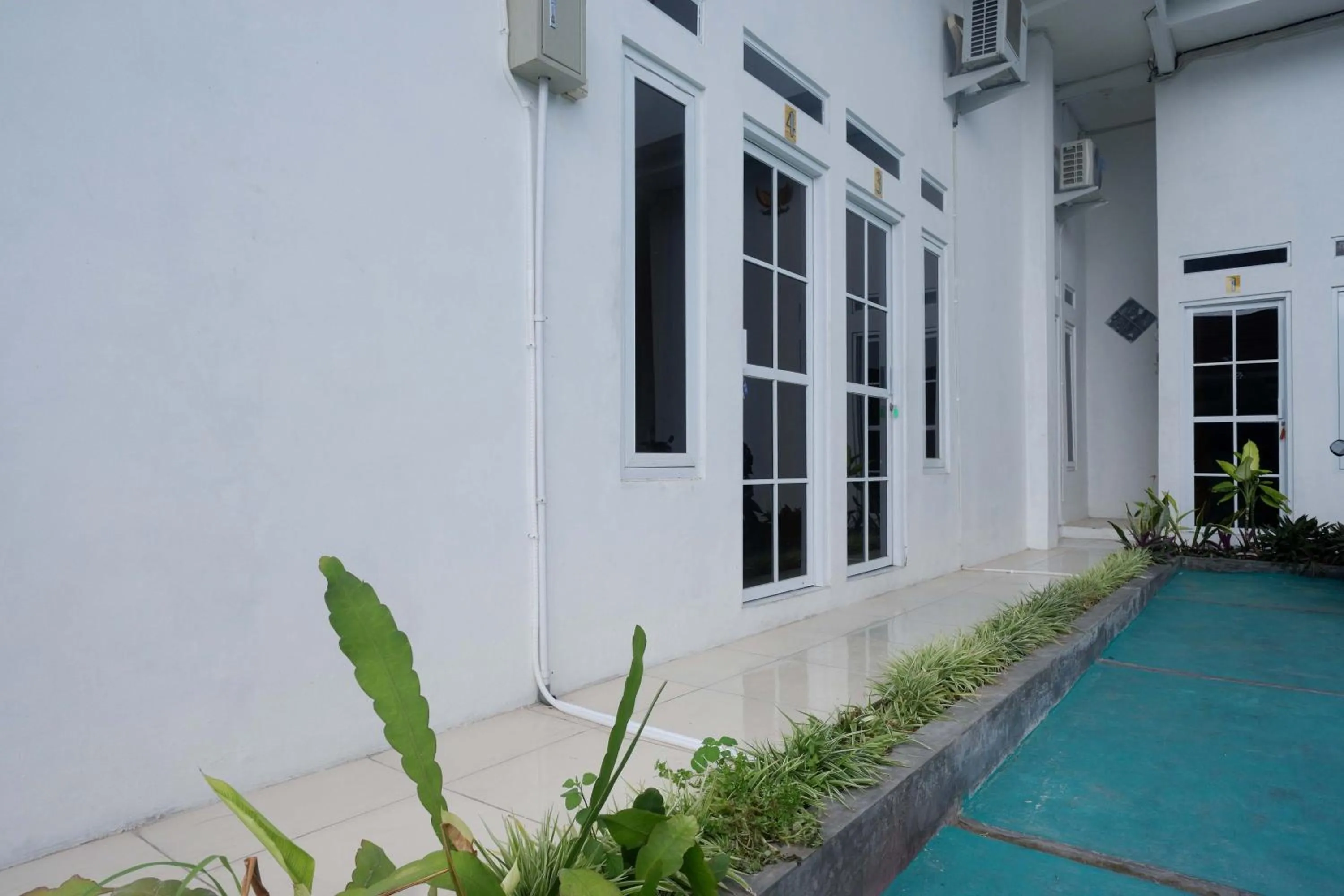 Facade/entrance in RedDoorz Syariah near Universitas Slamet Riyadi Solo