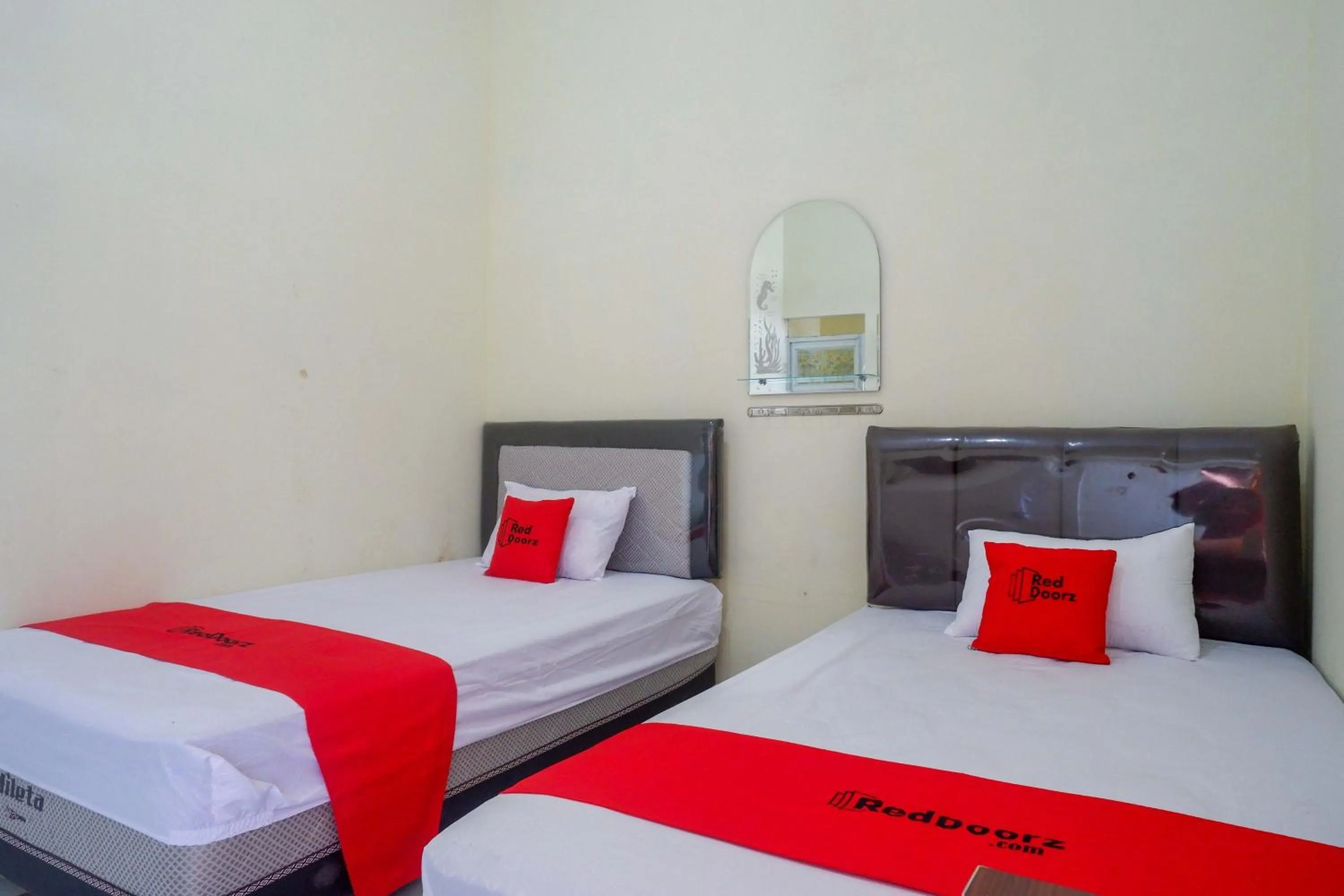 Bedroom, Bed in RedDoorz Syariah near Universitas Slamet Riyadi Solo