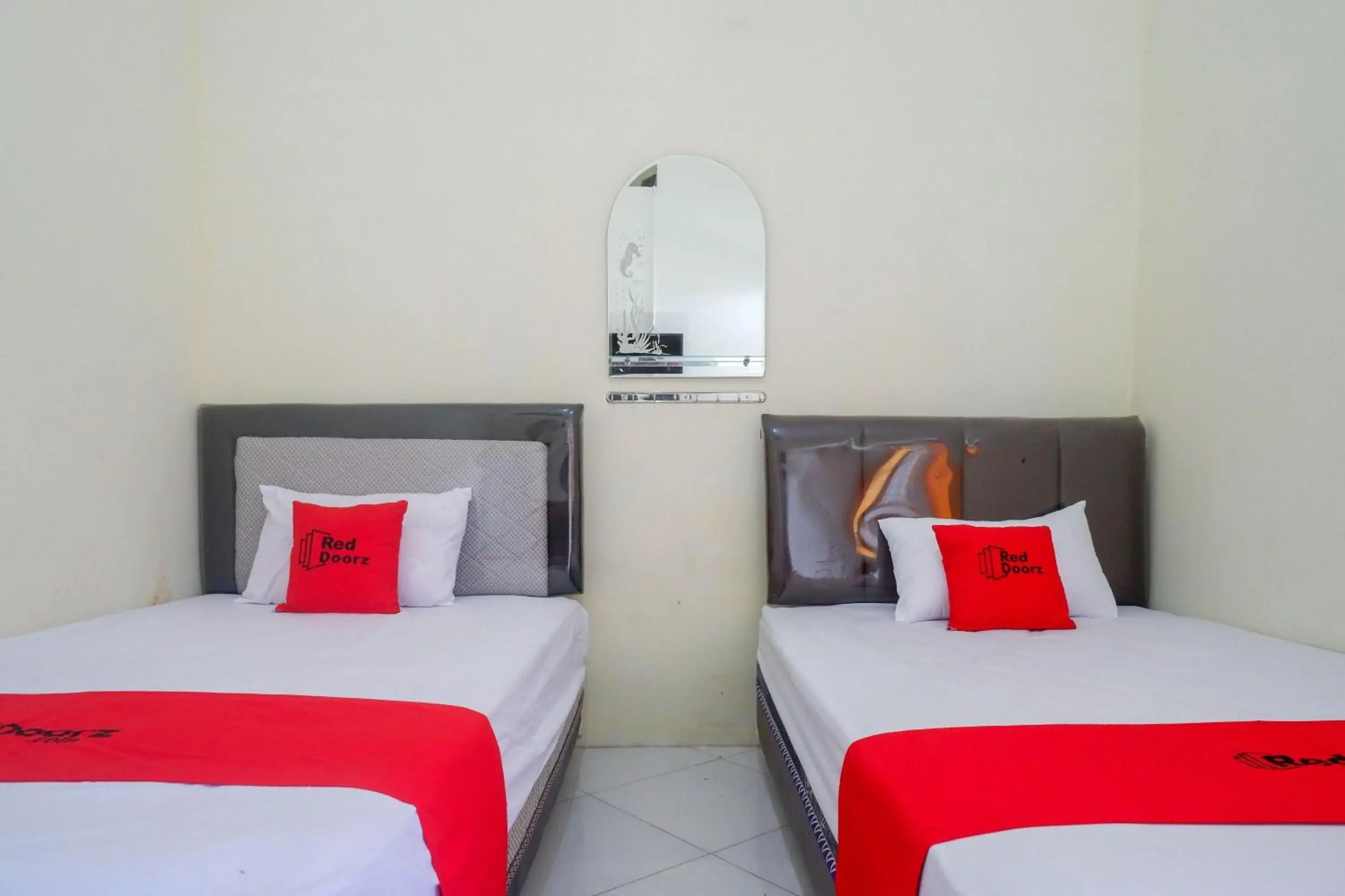Standard Twin Room in RedDoorz Syariah near Universitas Slamet Riyadi Solo Standard Twin Room in RedDoorz Syariah near Universitas Slamet Riyadi Solo