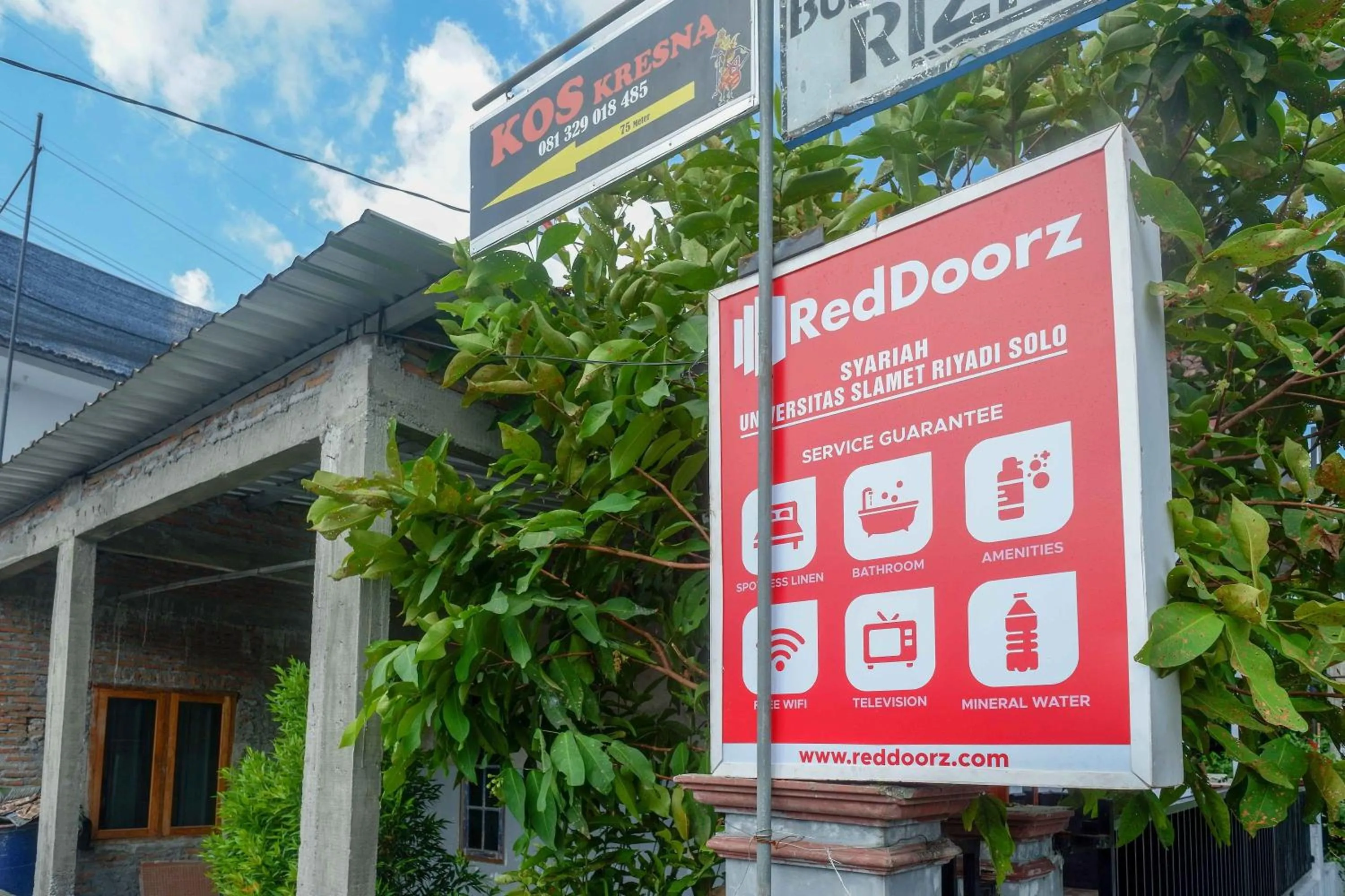 Property logo or sign in RedDoorz Syariah near Universitas Slamet Riyadi Solo