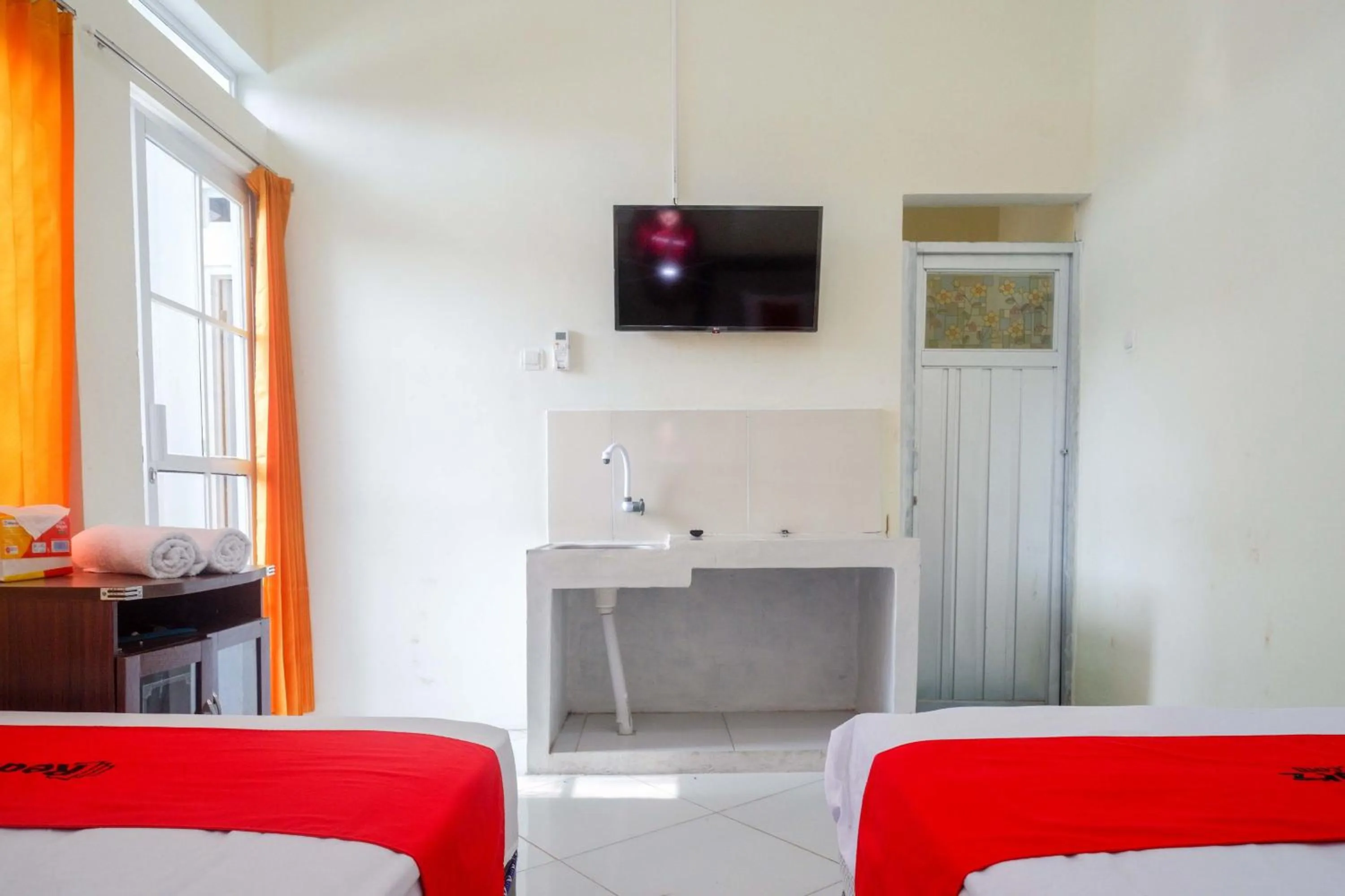 Bedroom, Bed in RedDoorz Syariah near Universitas Slamet Riyadi Solo