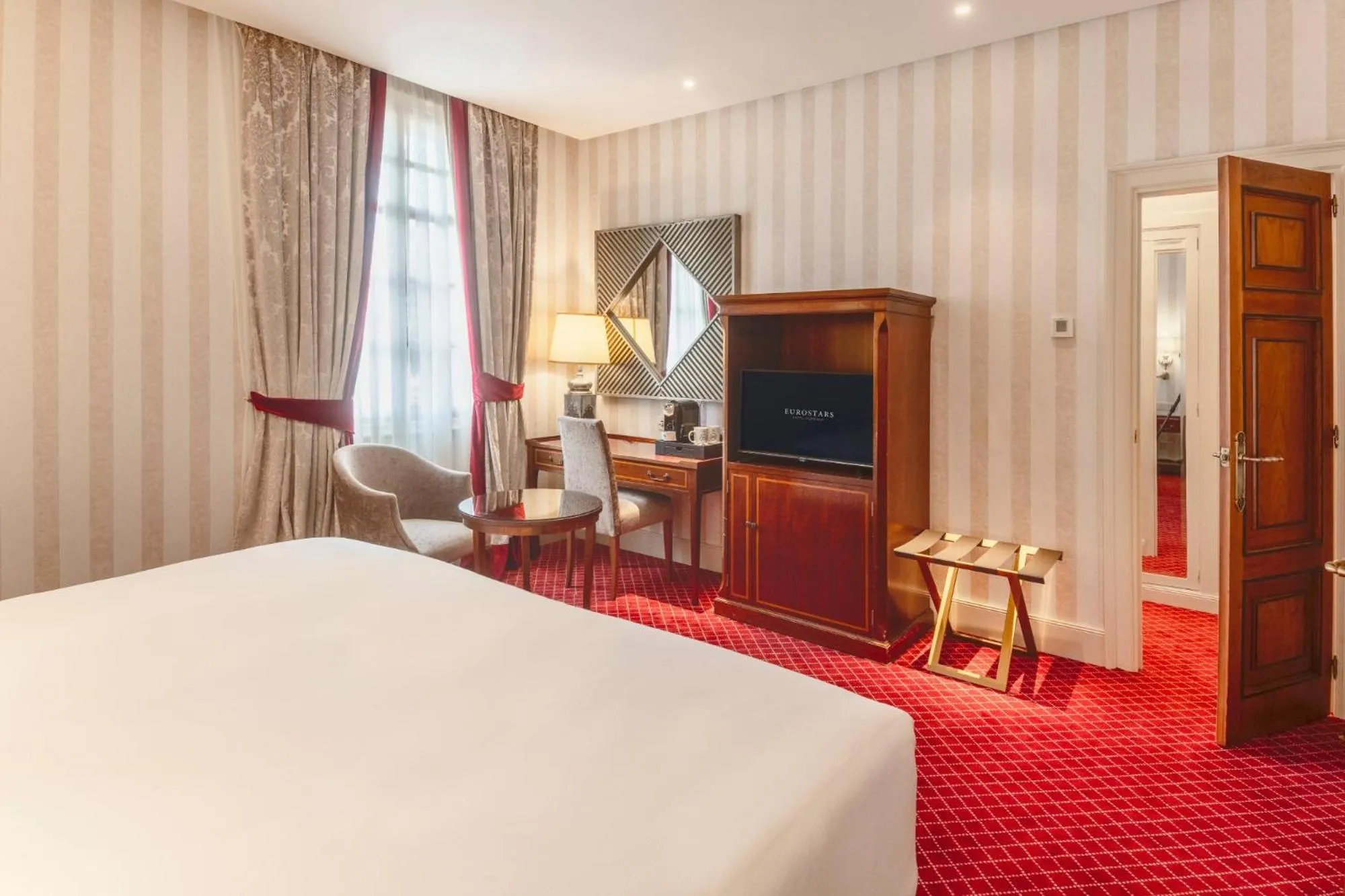 Bed in Eurostars Hotel de la Reconquista