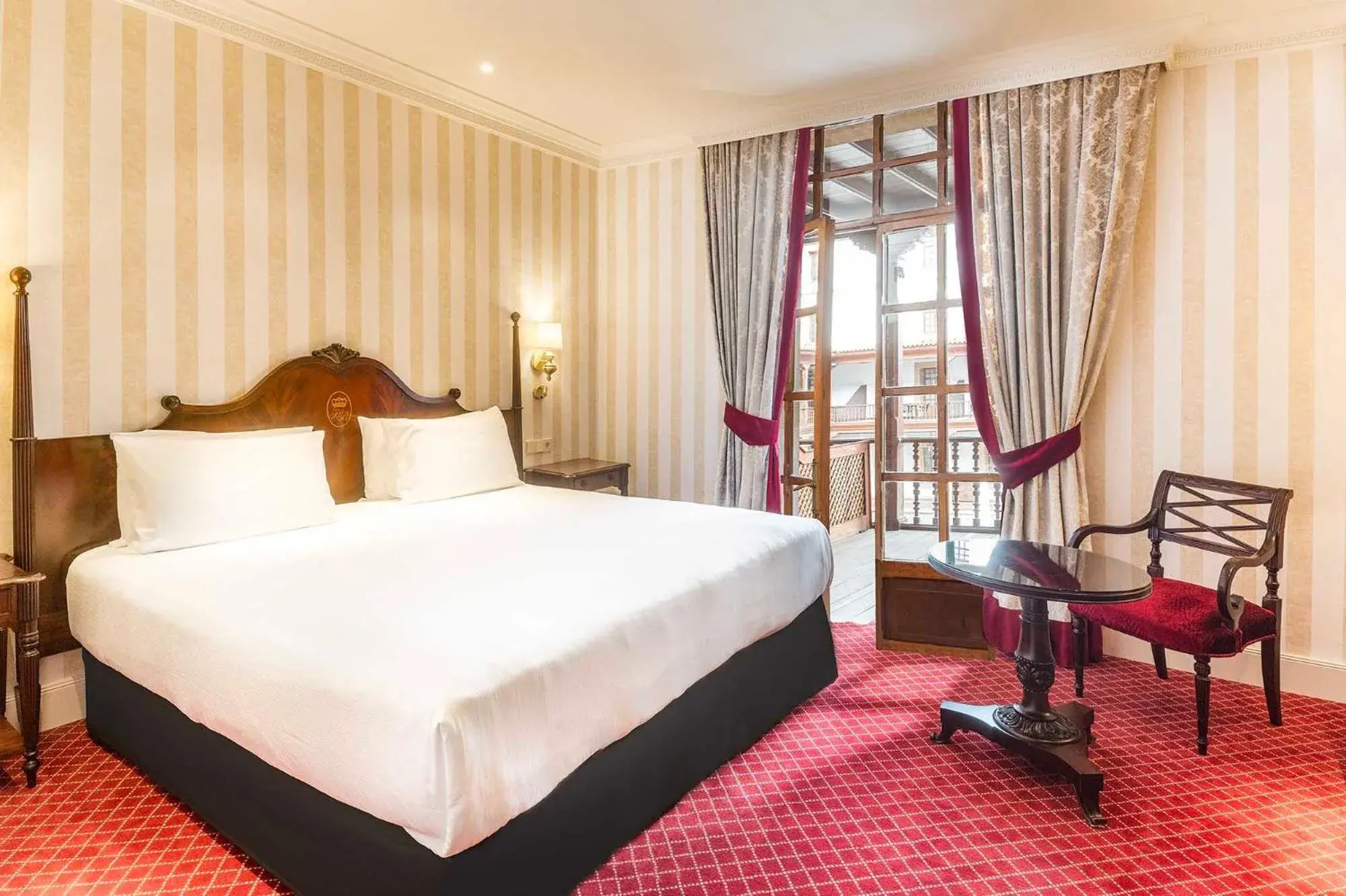 Premium Room with Terrace and views of the Patio de la Reina in Eurostars Hotel de la Reconquista Premium Room with Terrace and views of the Patio de la Reina in Eurostars Hotel de la Reconquista