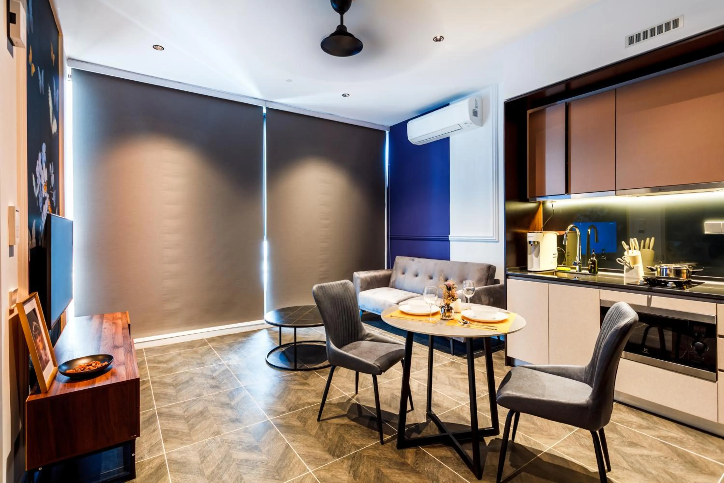 TV and multimedia in Scarletz Suites KLCC by Mana-Mana