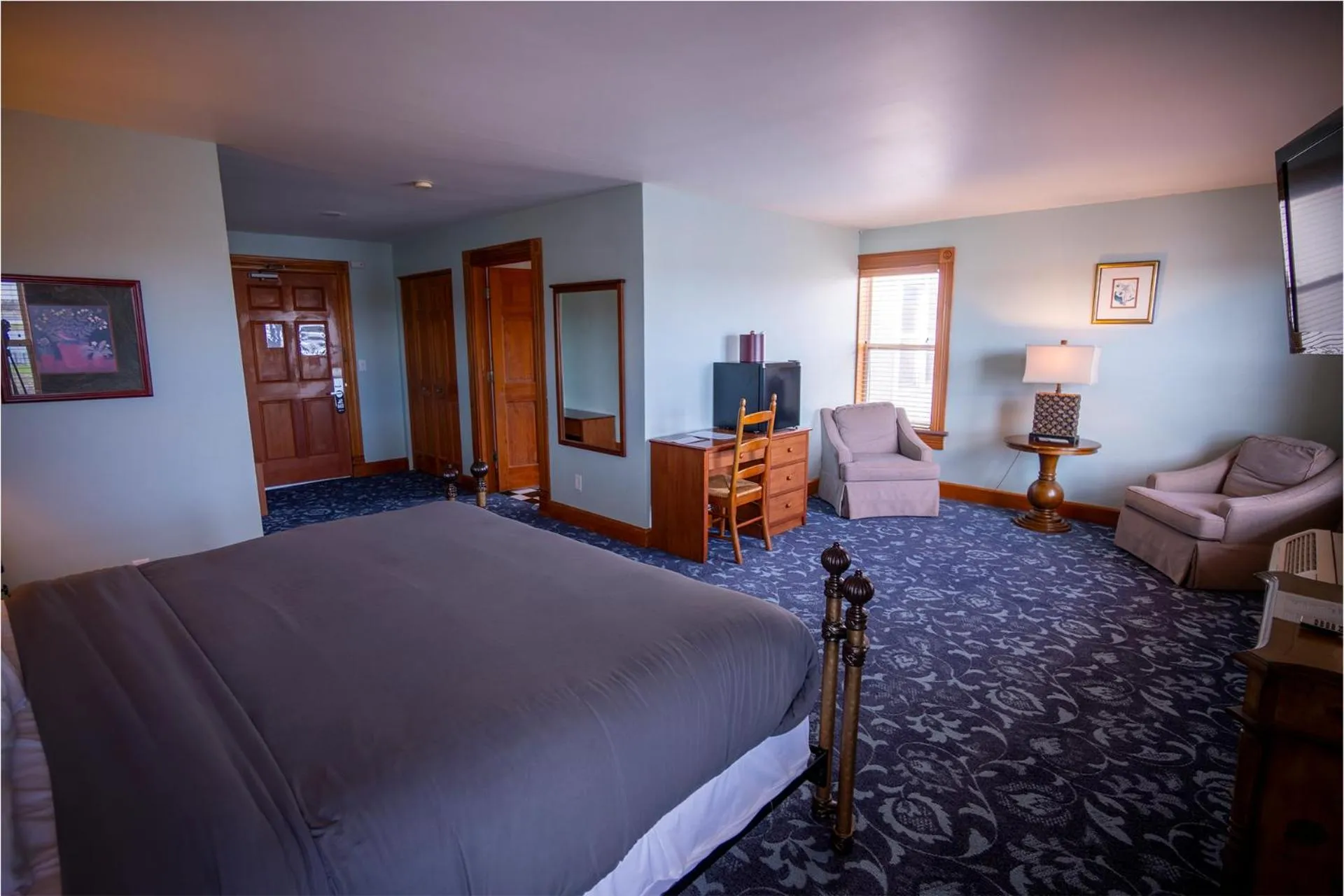 Photo of the whole room, Bed in Nuk's Executive Suites