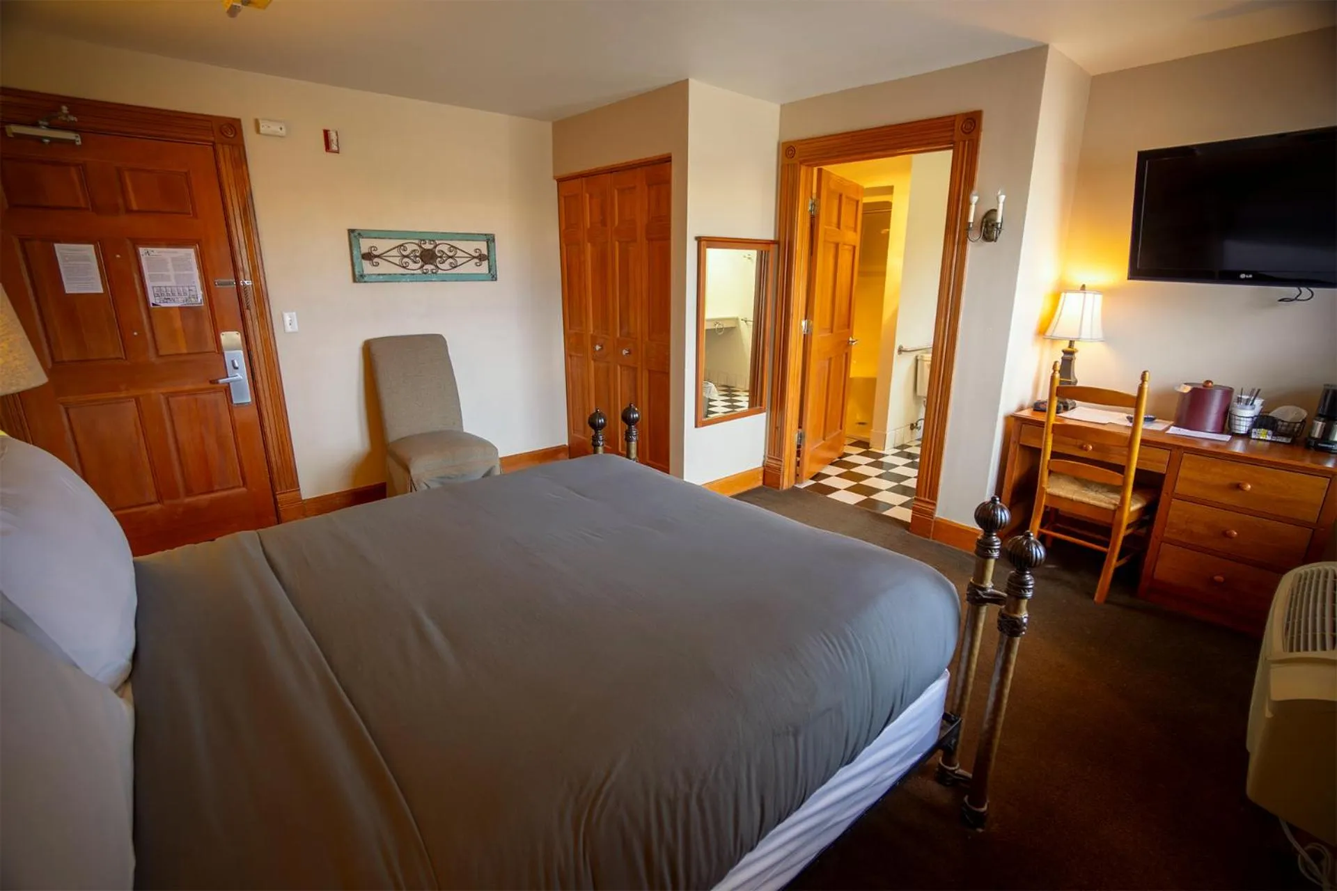 Photo of the whole room, Bed in Nuk's Executive Suites