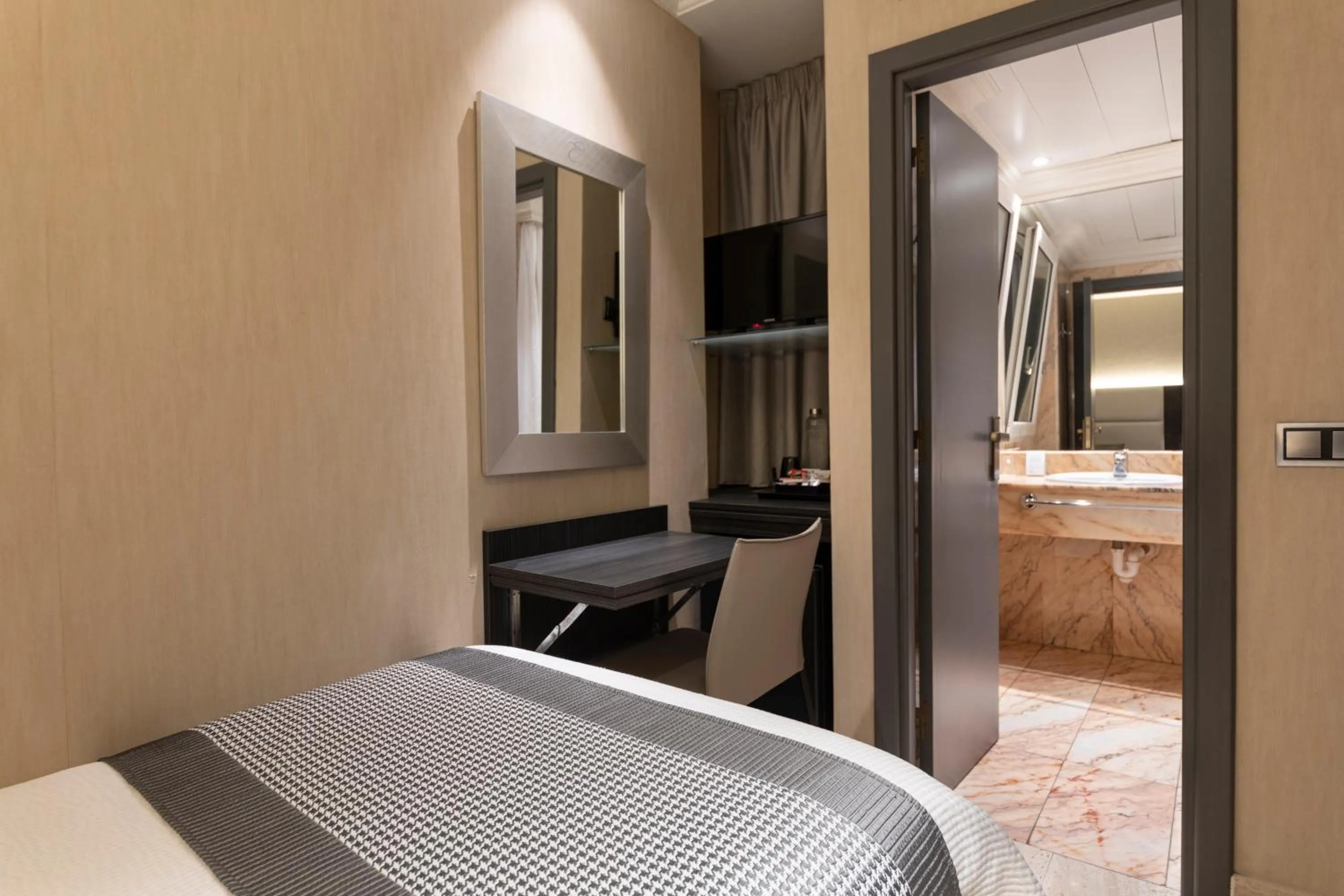 Photo of the whole room, Bed in Habitus Hotel Europa