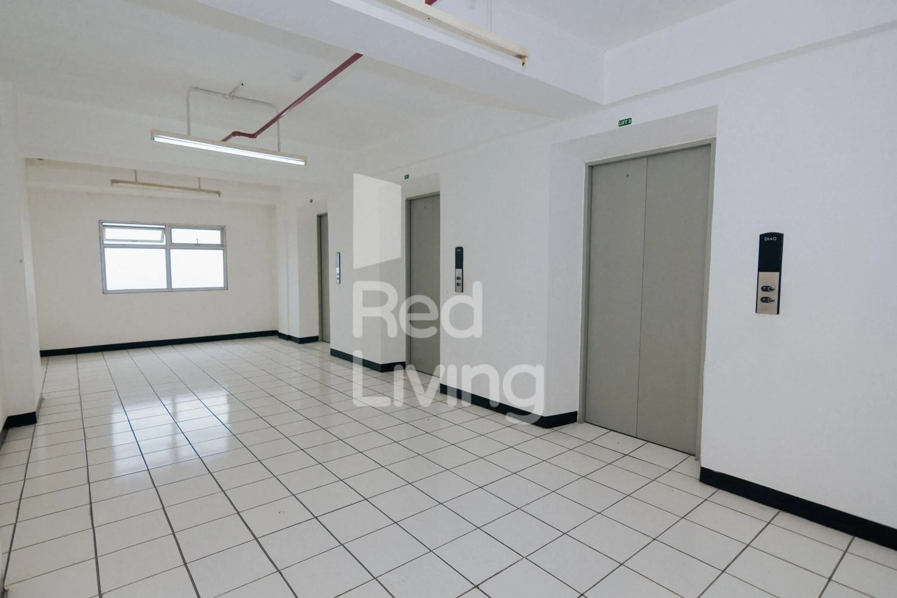 elevator in RedLiving Apartemen Gunung Putri Square - TOP Room