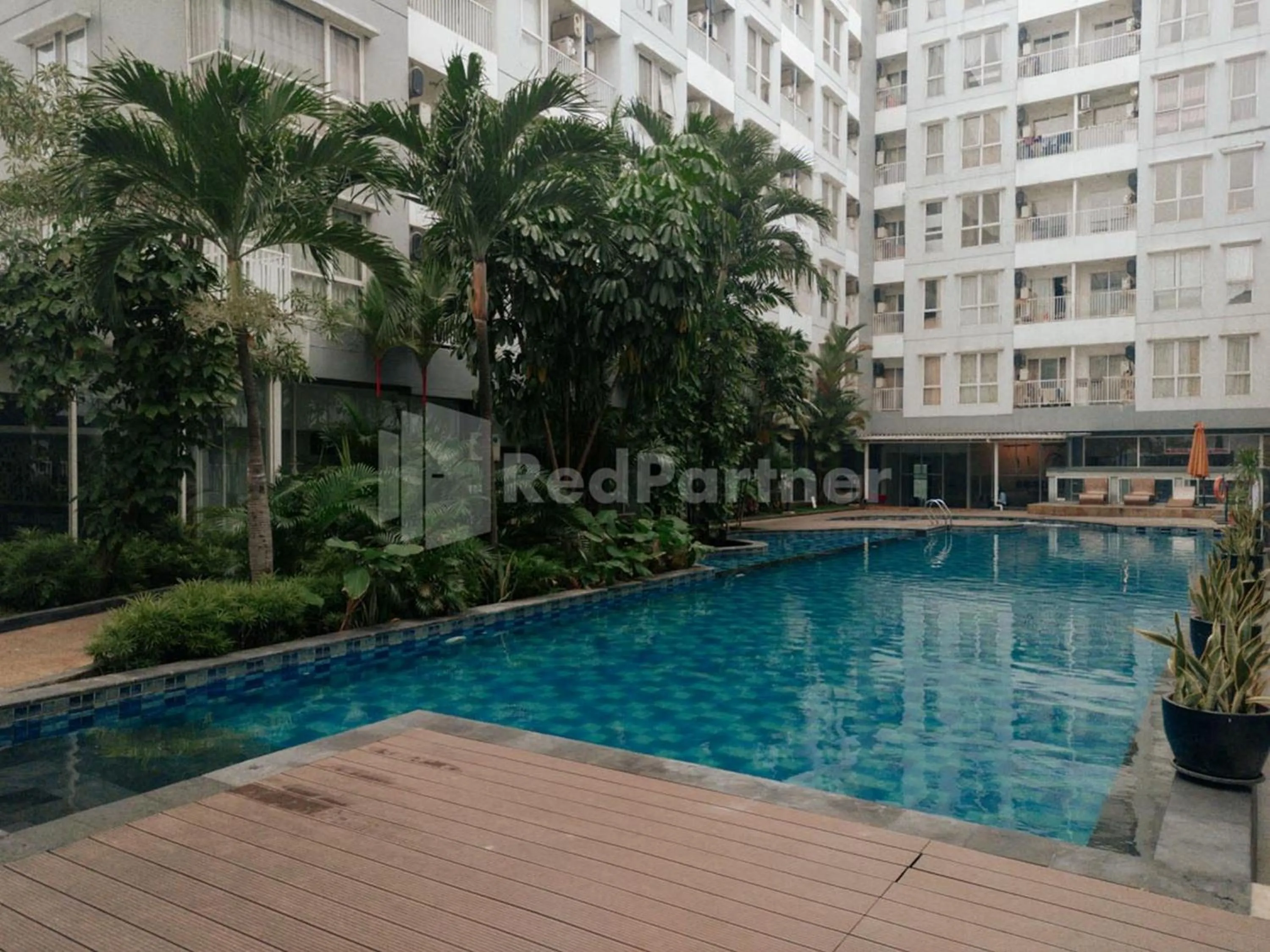 Swimming pool in RedLiving Apartemen Skylounge Tamansari - Vanez Room