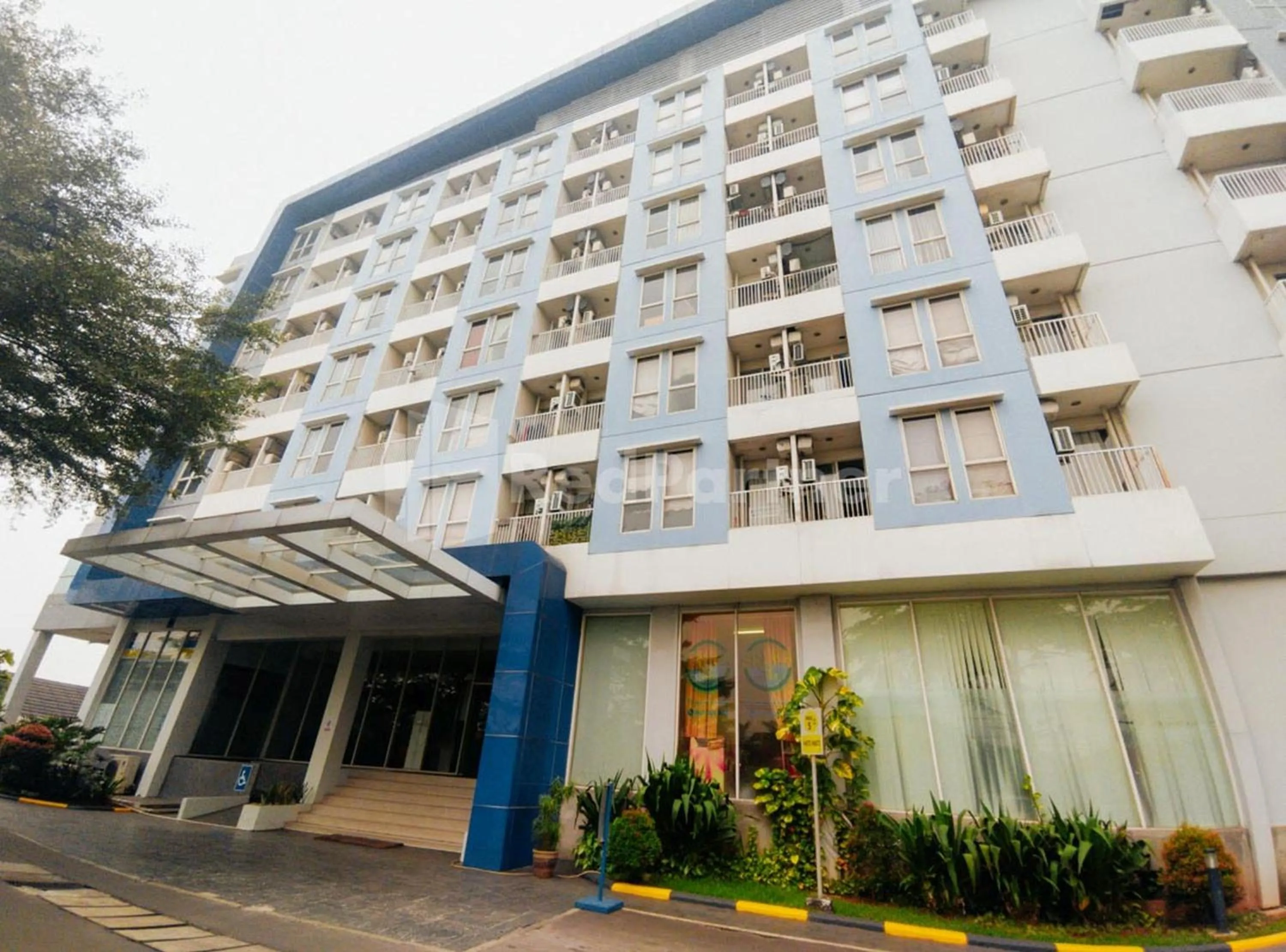 Property building in RedLiving Apartemen Skylounge Tamansari - Vanez Room