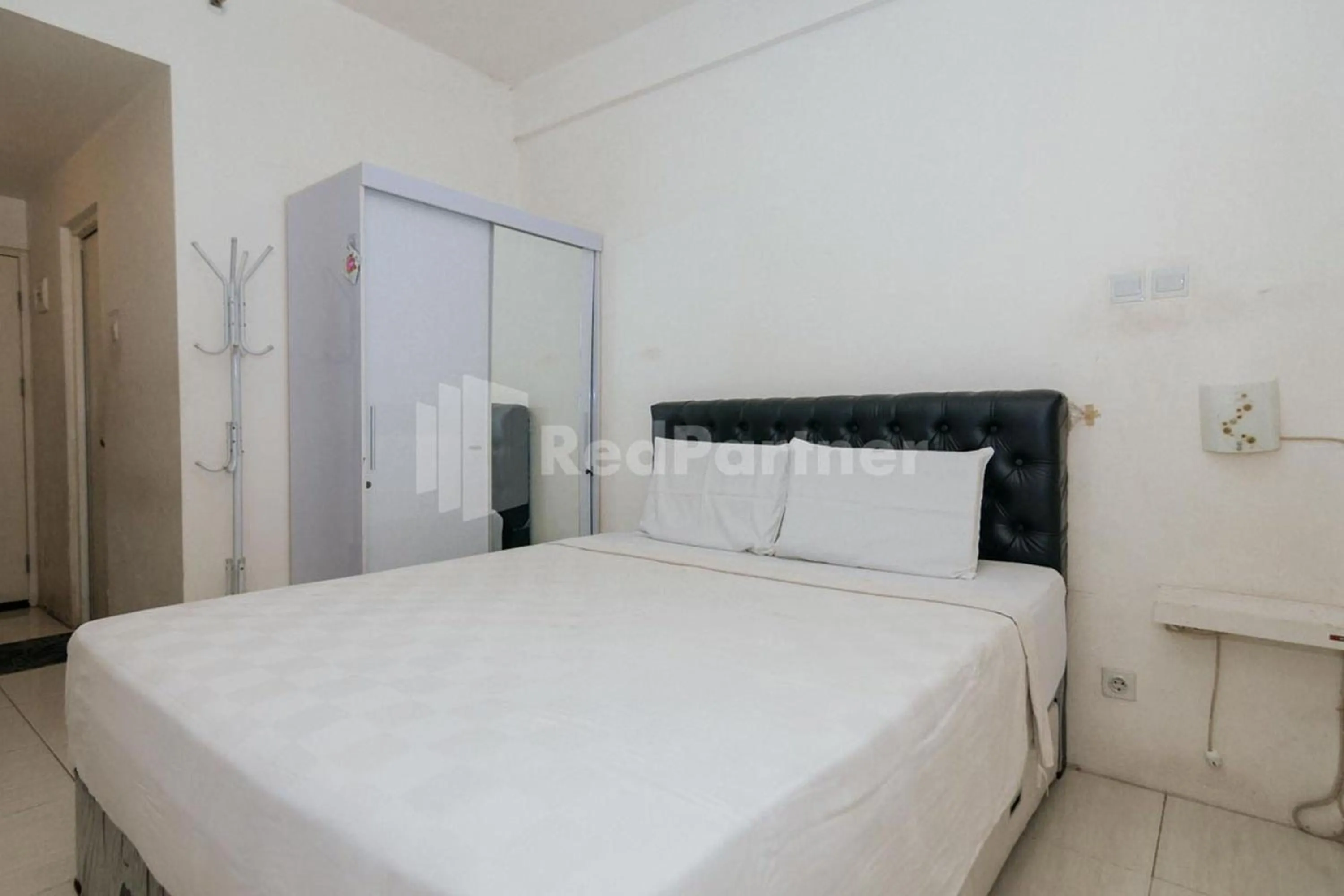 Bedroom, Bed in RedLiving Apartemen Skylounge Tamansari - Vanez Room