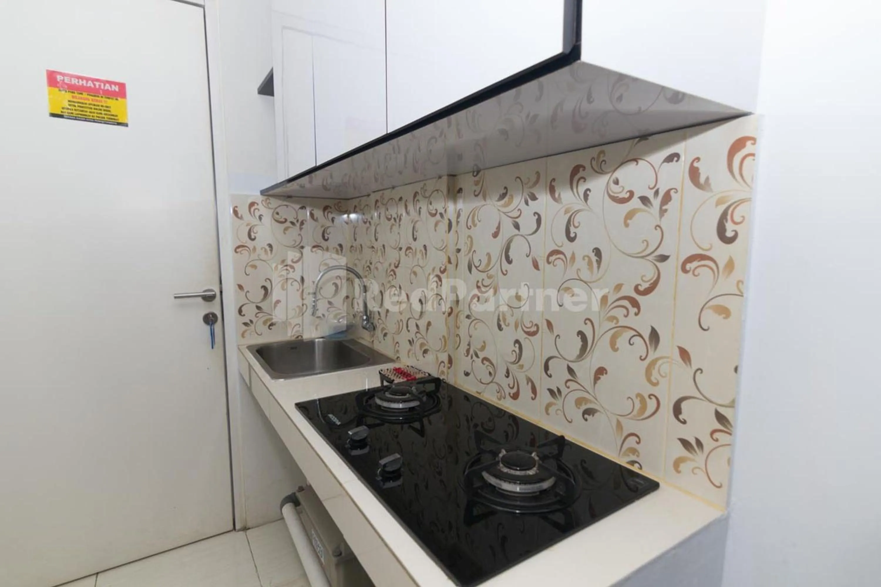 Kitchen or kitchenette in RedLiving Apartemen Skylounge Tamansari - Vanez Room