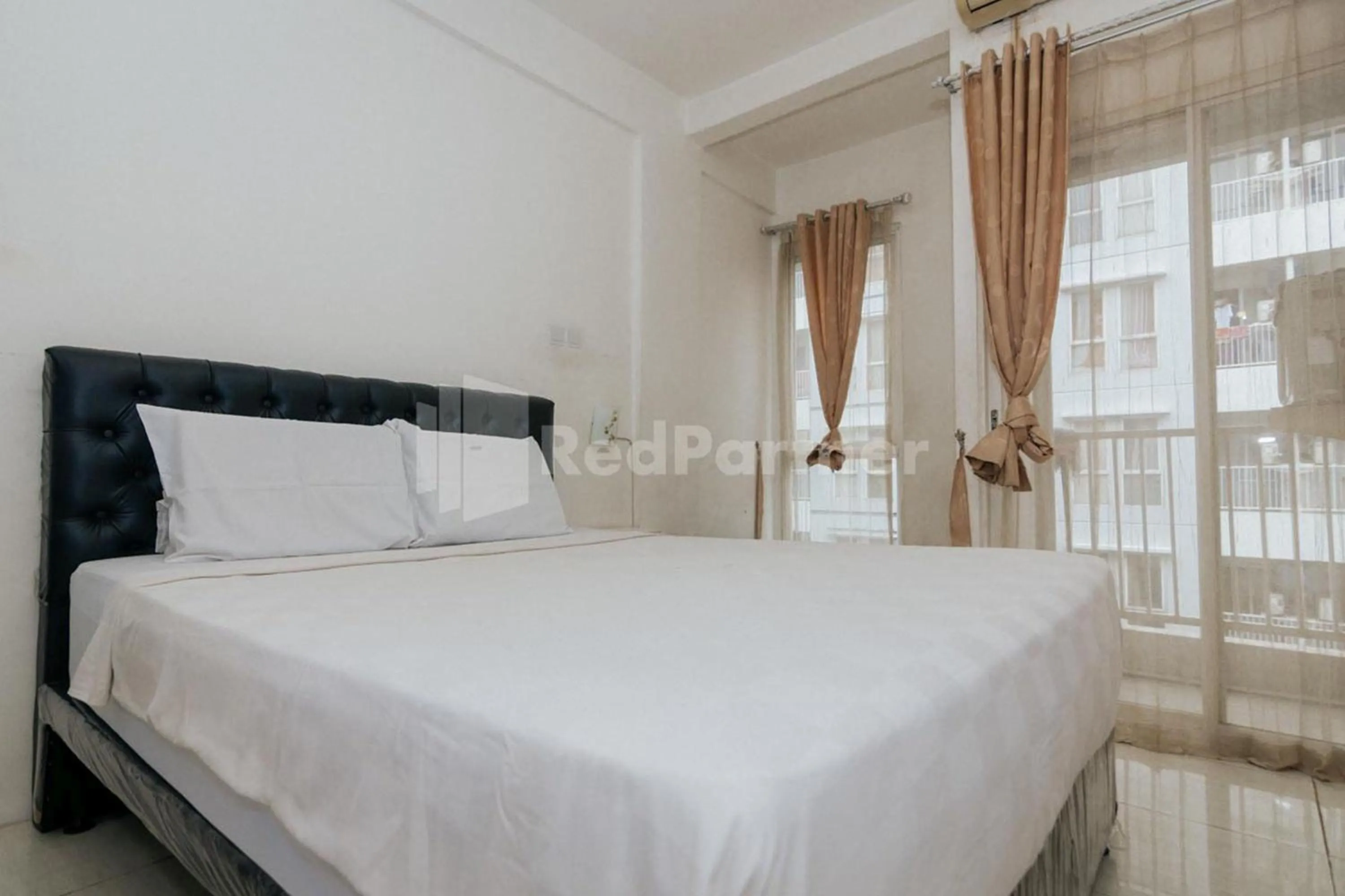 Bedroom, Bed in RedLiving Apartemen Skylounge Tamansari - Vanez Room