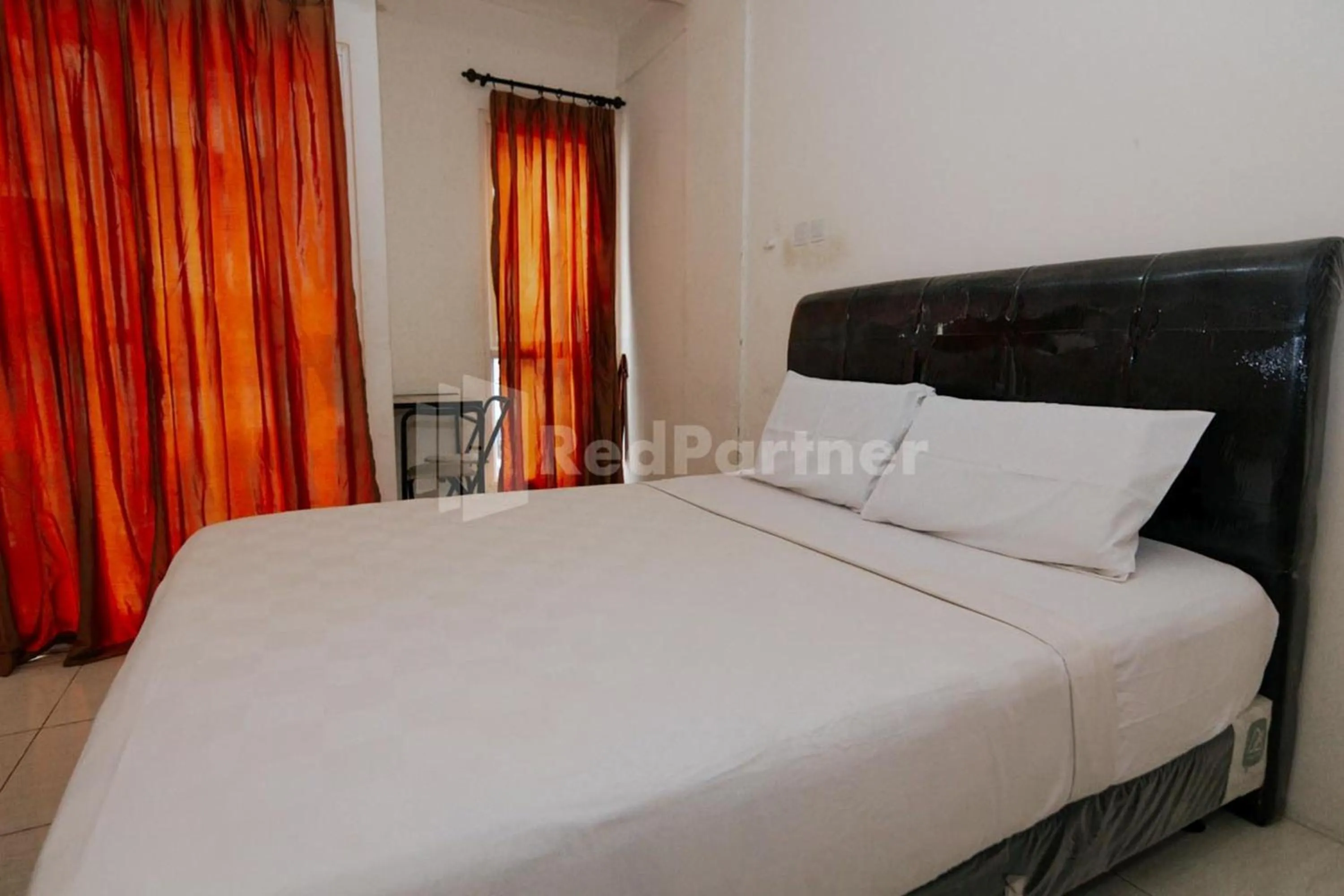 Bedroom, Bed in RedLiving Apartemen Skylounge Tamansari - Vanez Room
