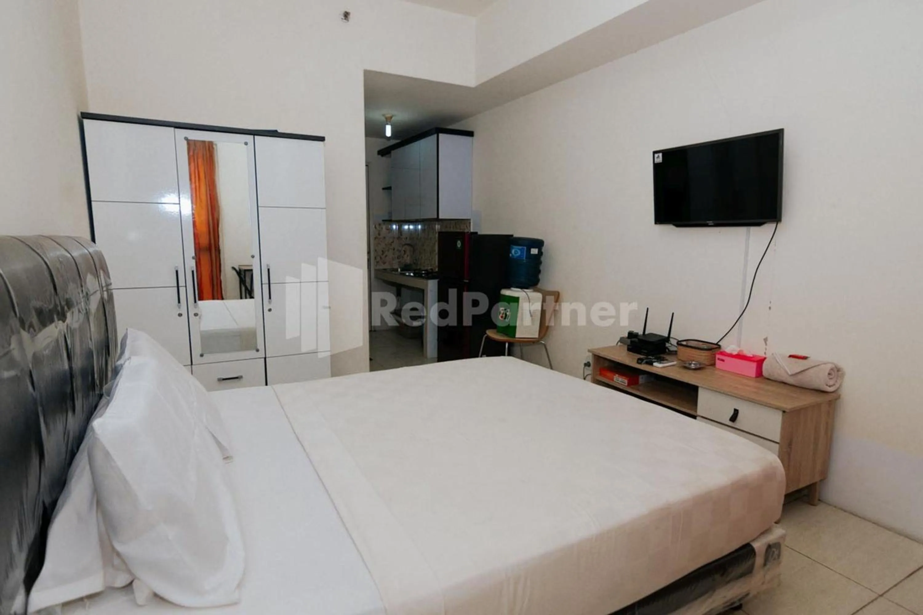 Bedroom, Bed in RedLiving Apartemen Skylounge Tamansari - Vanez Room