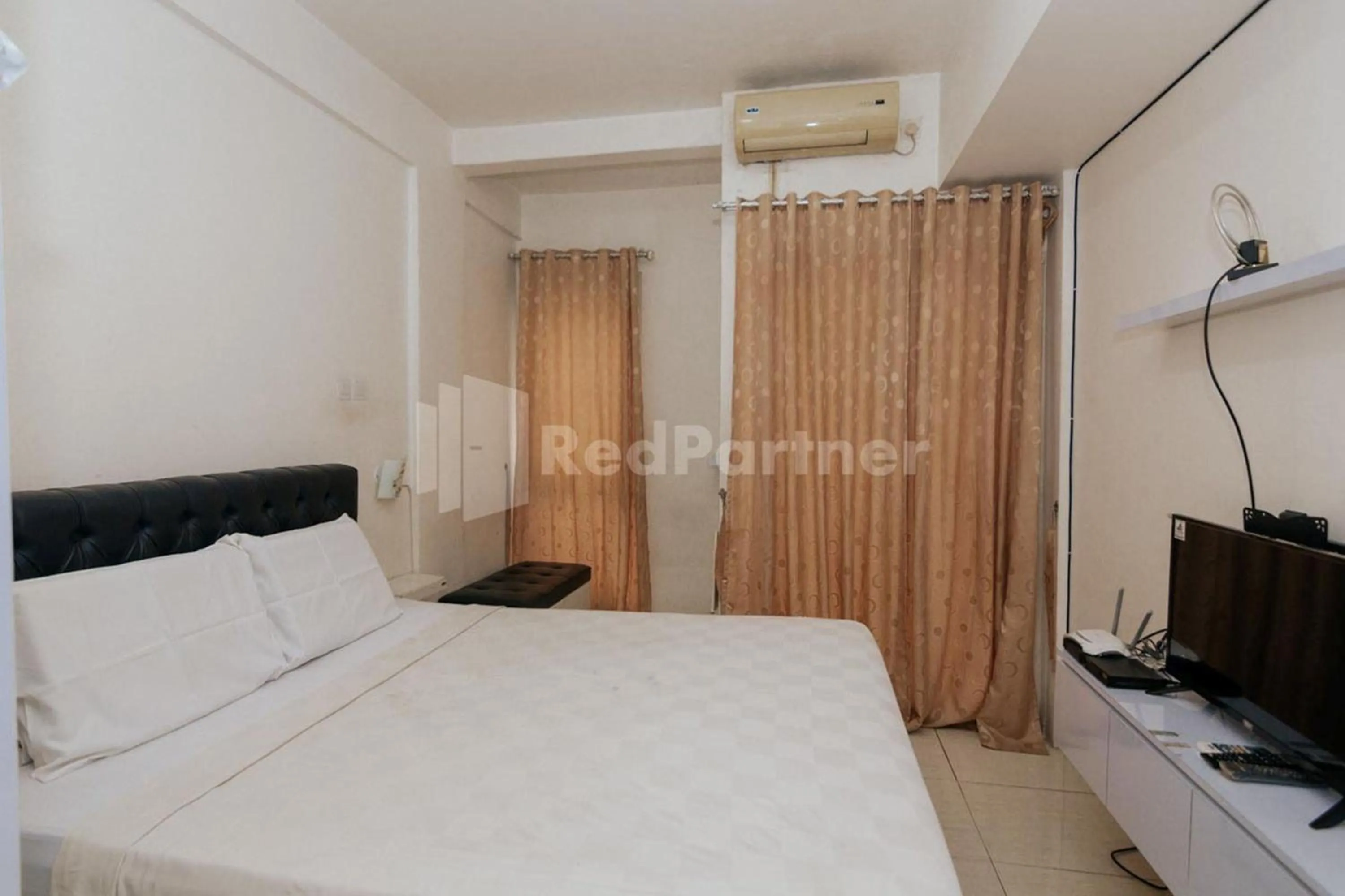 Bedroom, Bed in RedLiving Apartemen Skylounge Tamansari - Vanez Room