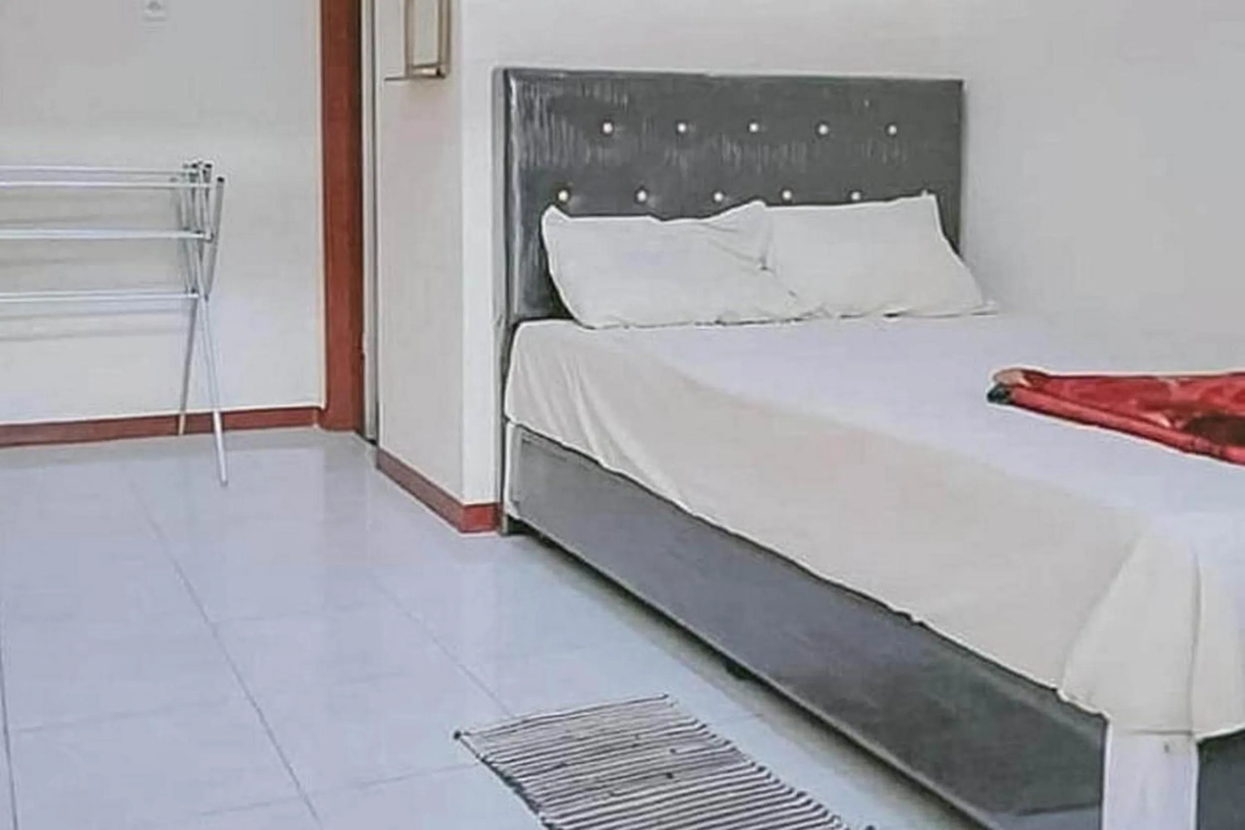 Bedroom, Bed in RedLiving Apartemen Skylounge Tamansari - Vanez Room