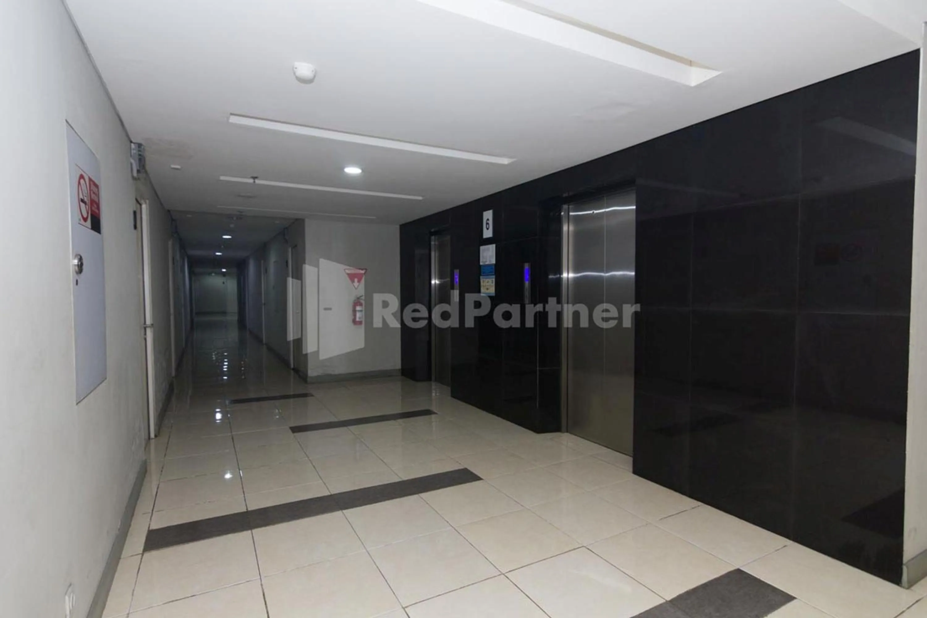 elevator in RedLiving Apartemen Skylounge Tamansari - Vanez Room