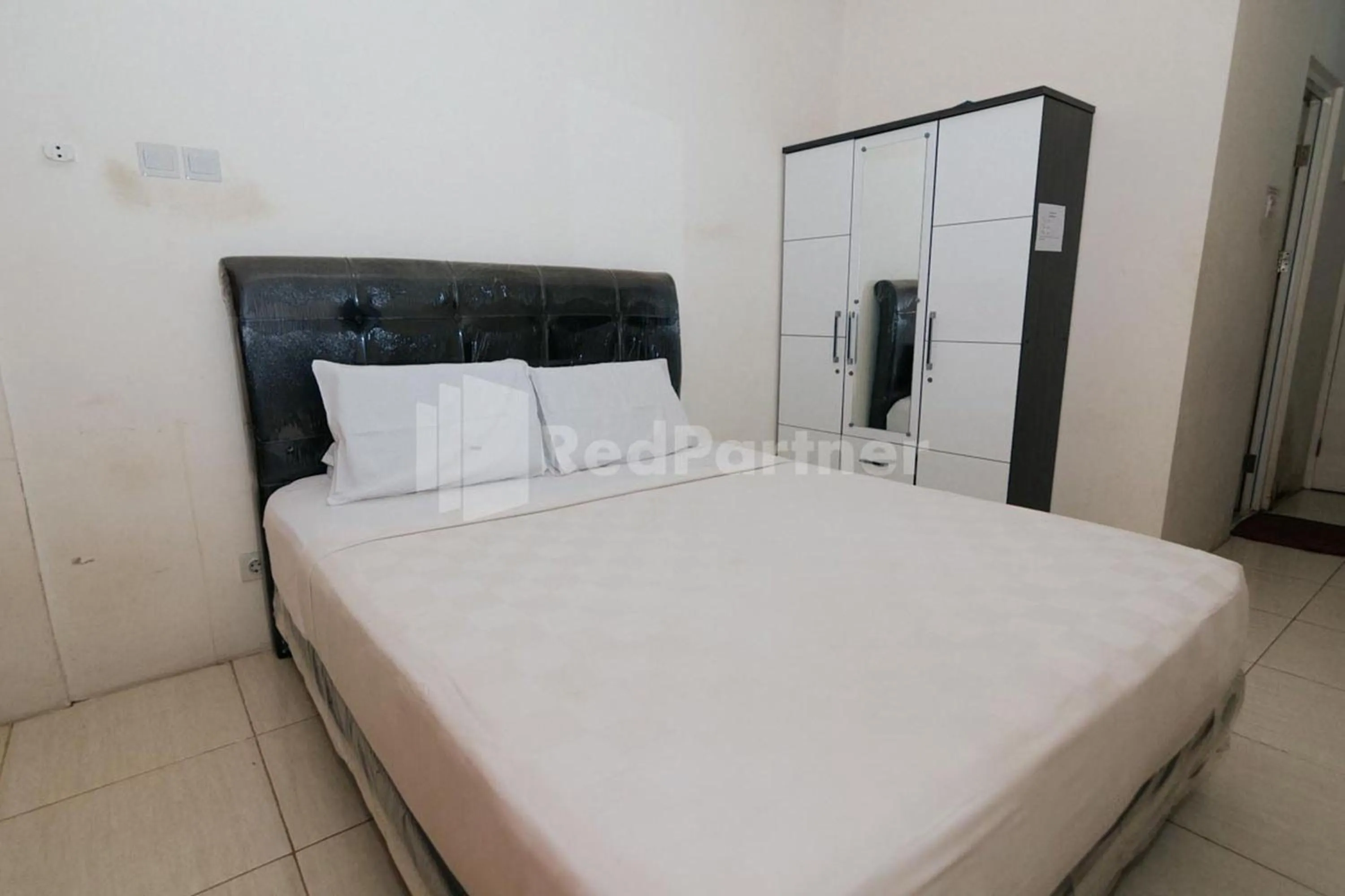 Bedroom, Bed in RedLiving Apartemen Skylounge Tamansari - Vanez Room