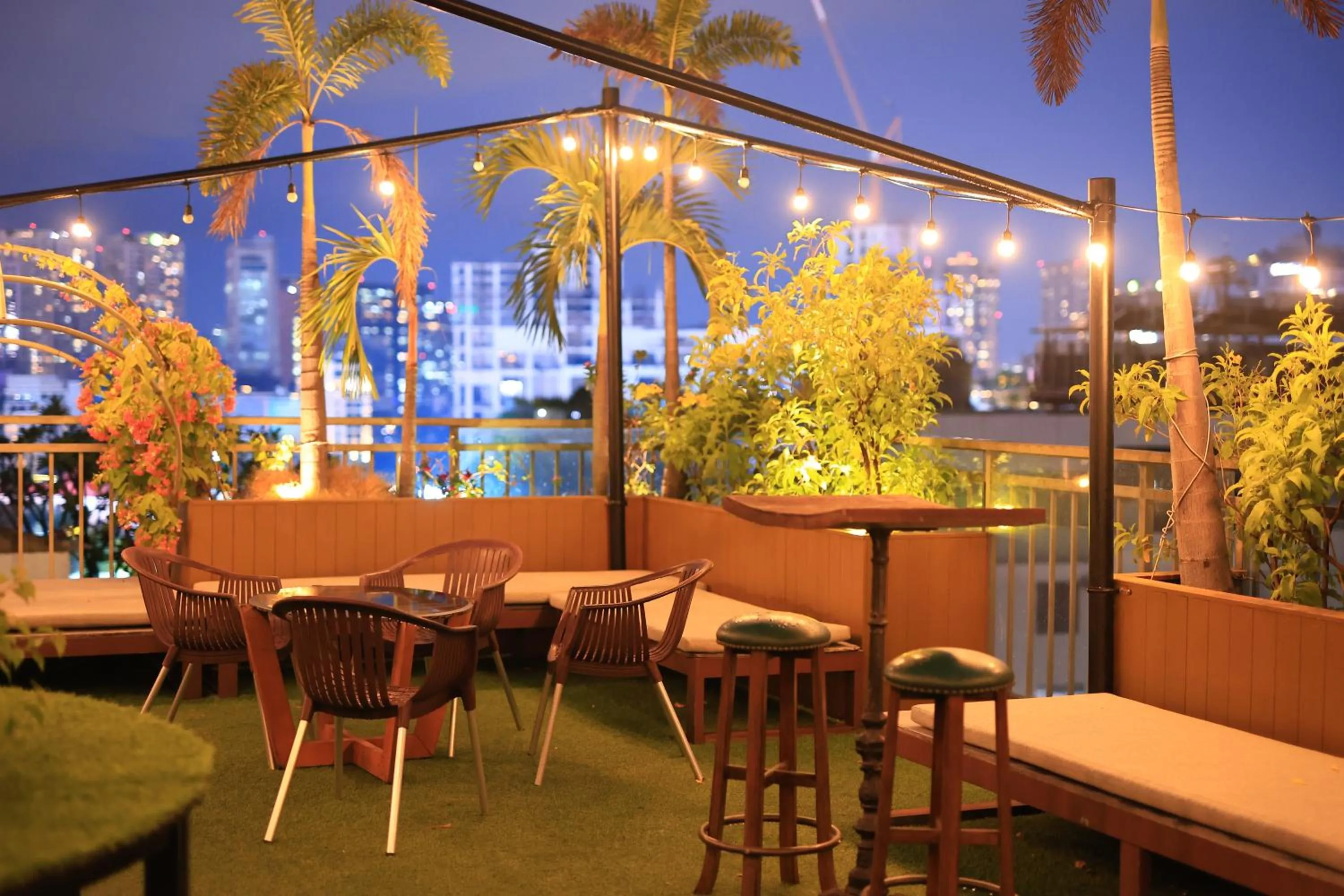 California Saigon Hotel & Rooftop Pool