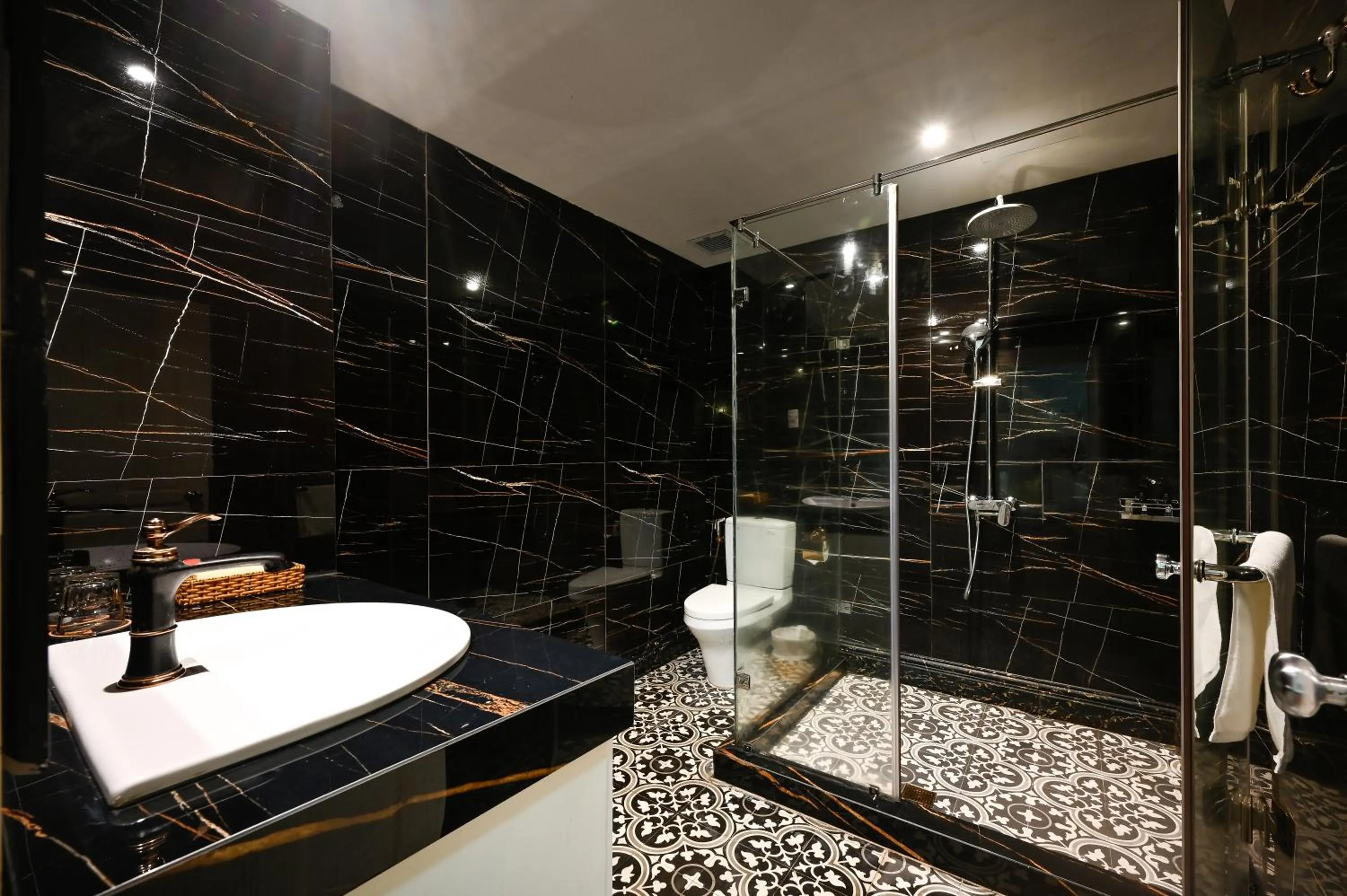 Shower in California Saigon Hotel & Rooftop Pool