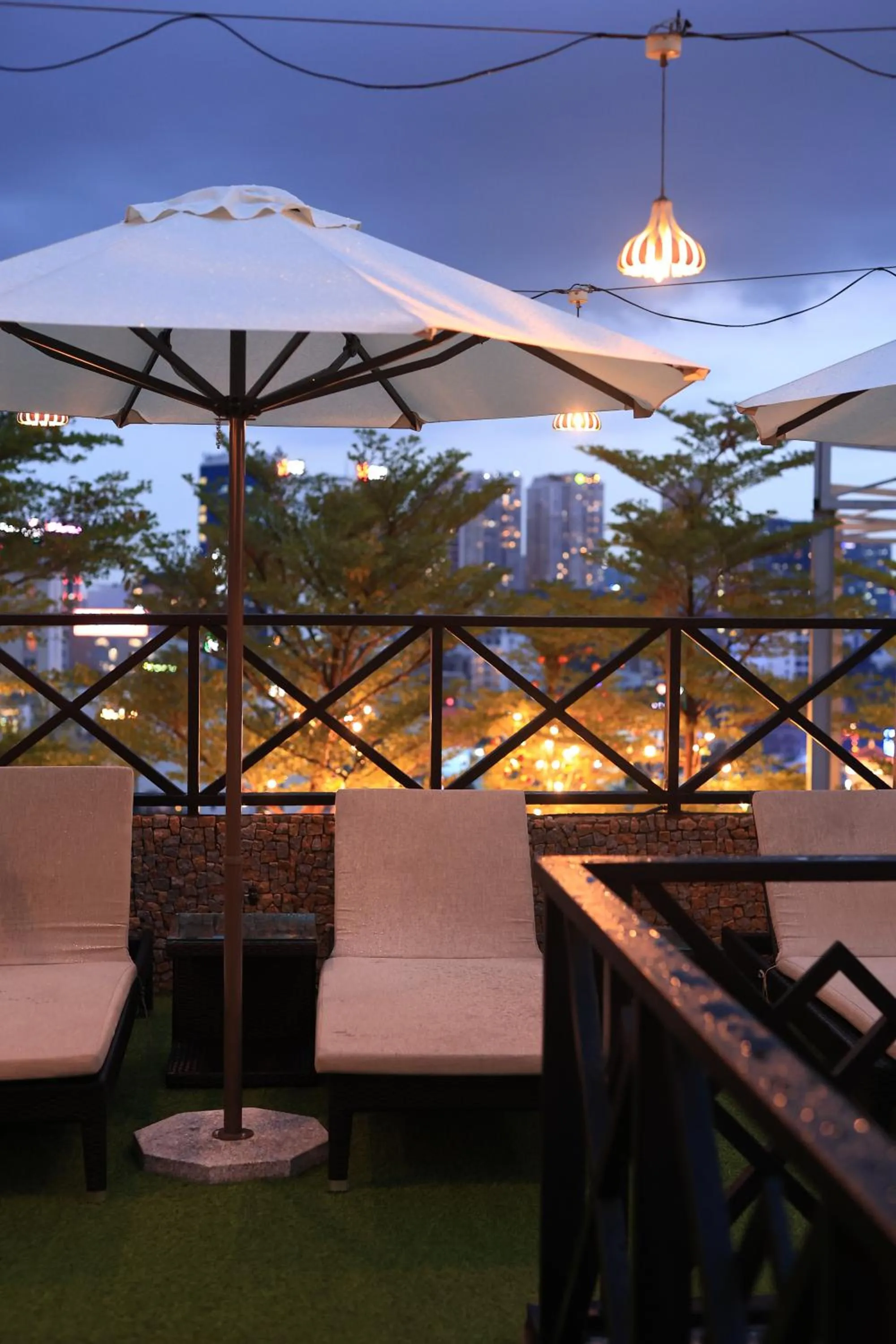 California Saigon Hotel & Rooftop Pool