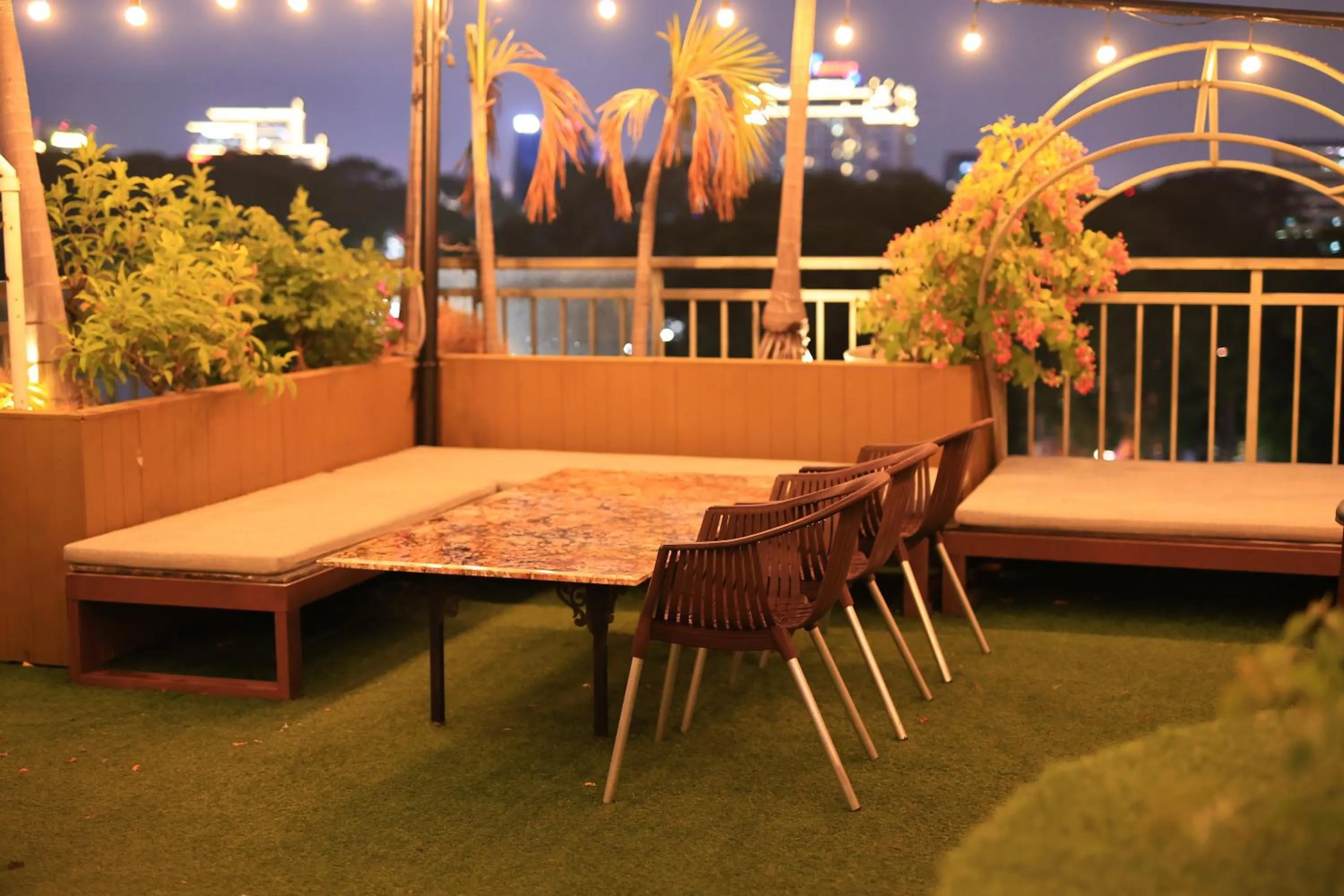 California Saigon Hotel & Rooftop Pool