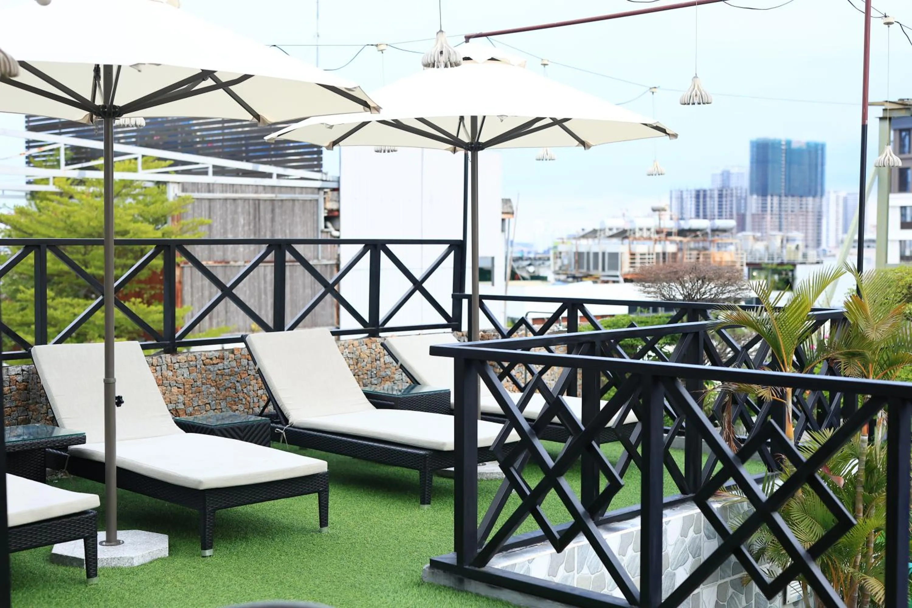 California Saigon Hotel & Rooftop Pool