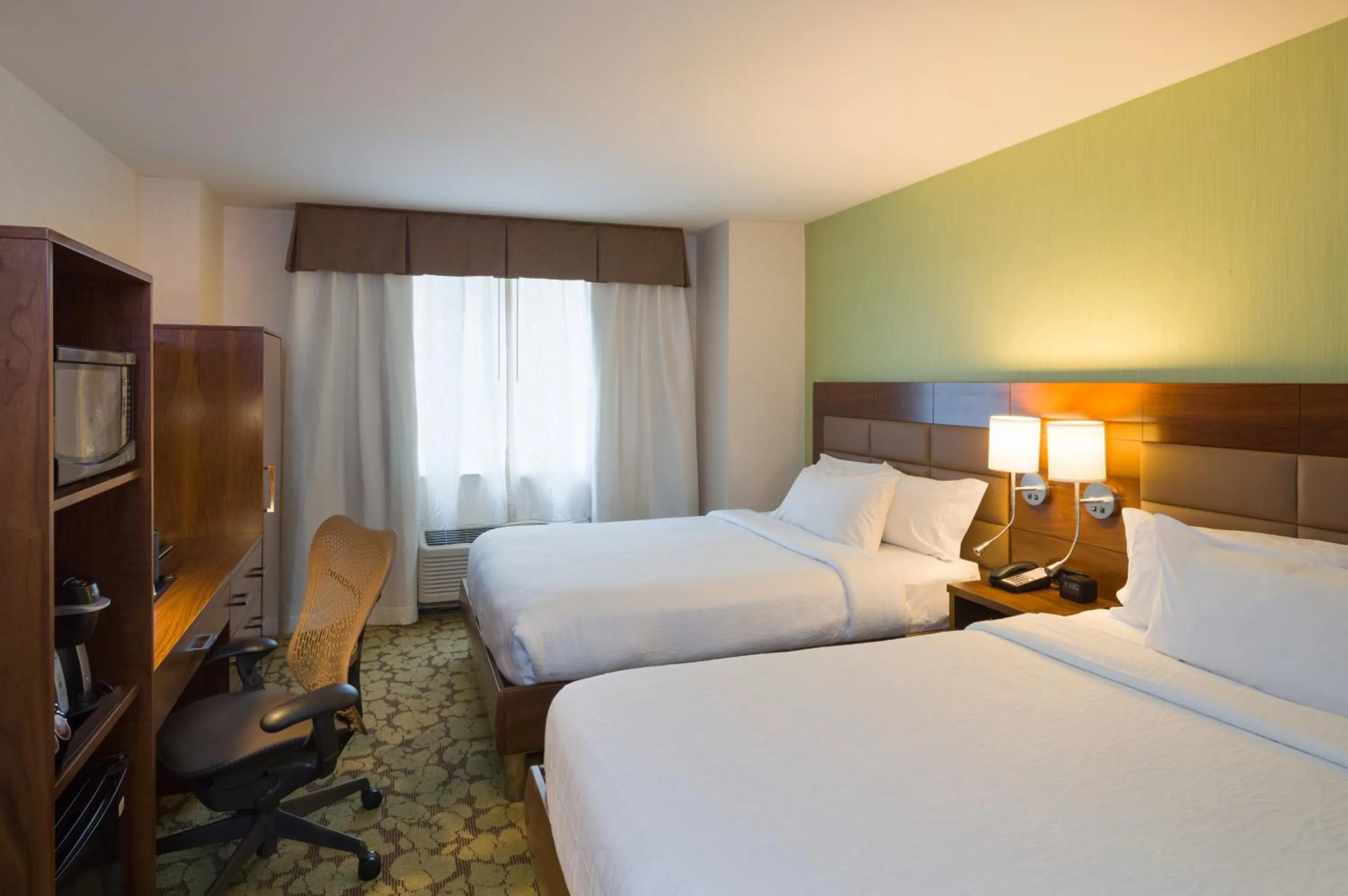 Bedroom, Bed in Hilton Garden Inn New York Manhattan Midtown East