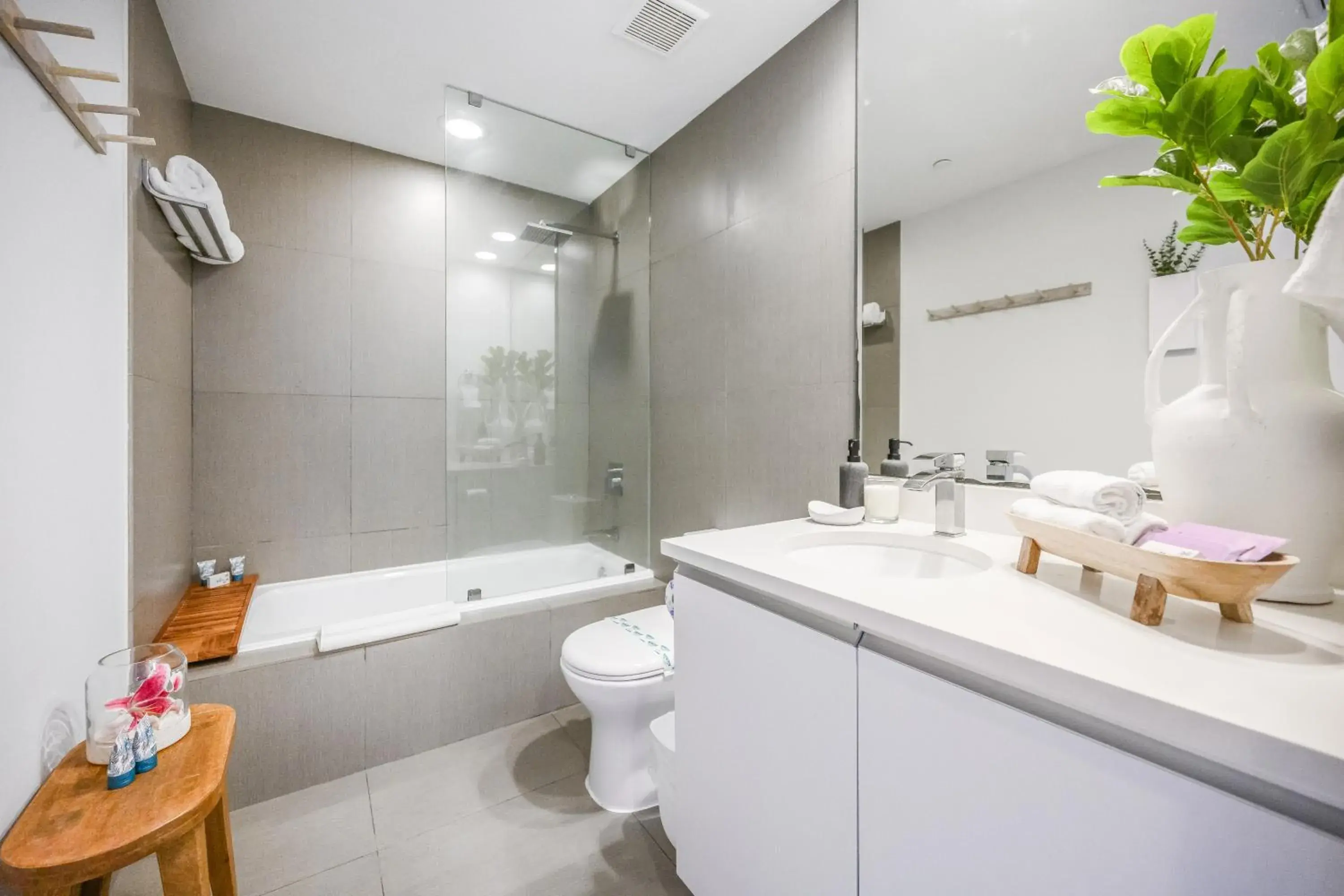 Shower in Monte Carlo by Miami Vacations Shower in Monte Carlo by Miami Vacations