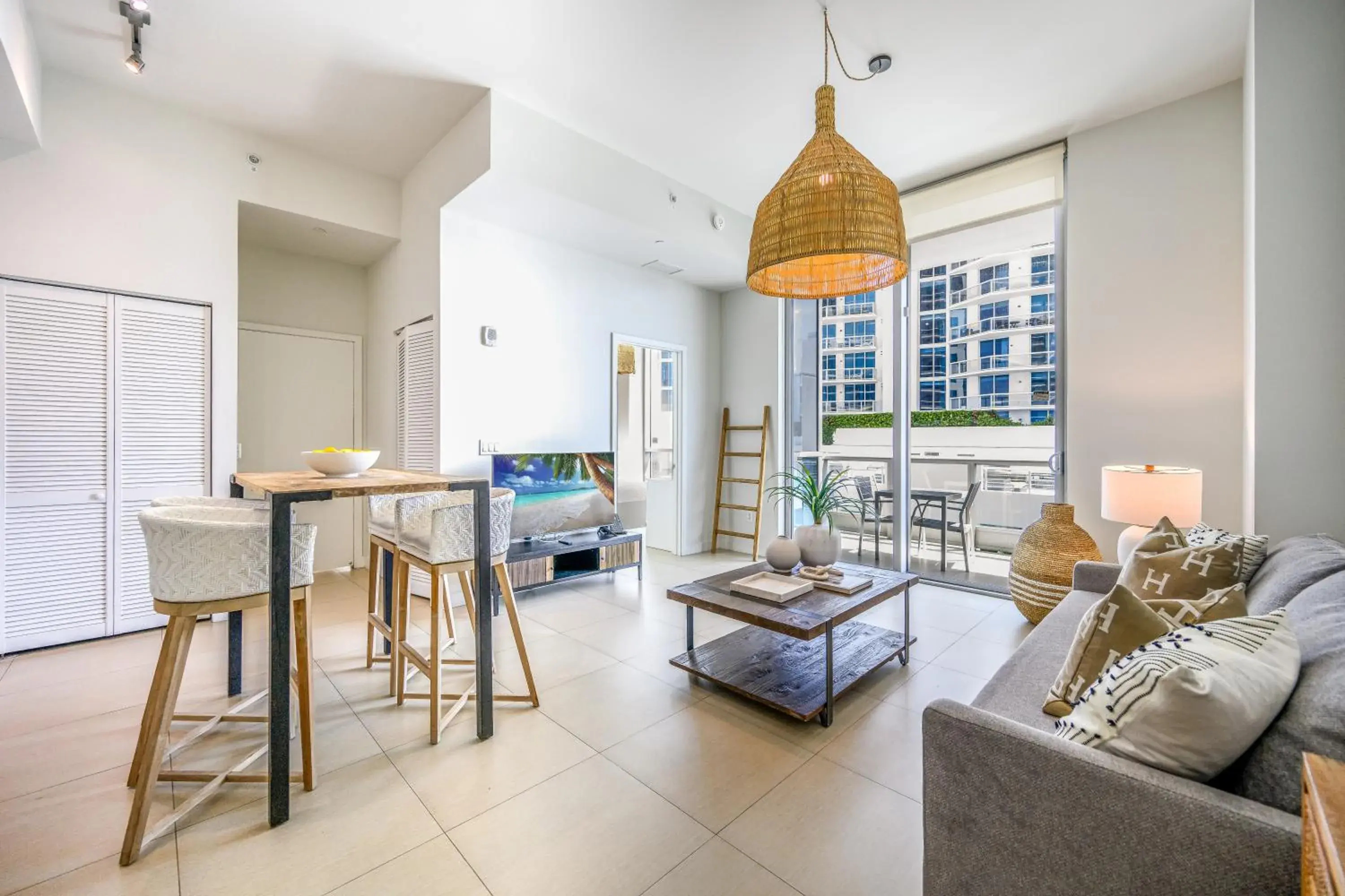 Living room in Monte Carlo by Miami Vacations Living room in Monte Carlo by Miami Vacations