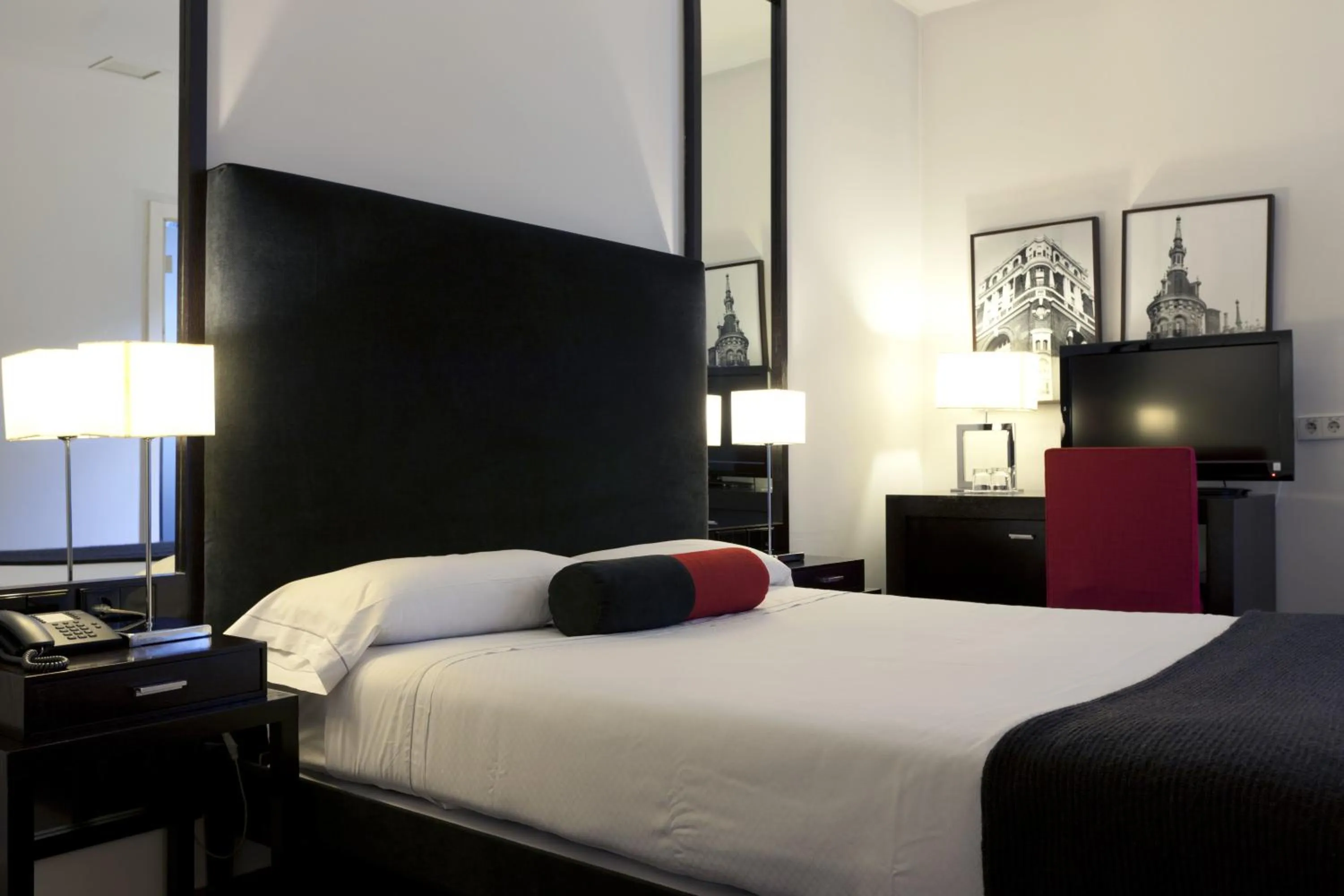 Seating area, Bed in Quatro Puerta del Sol