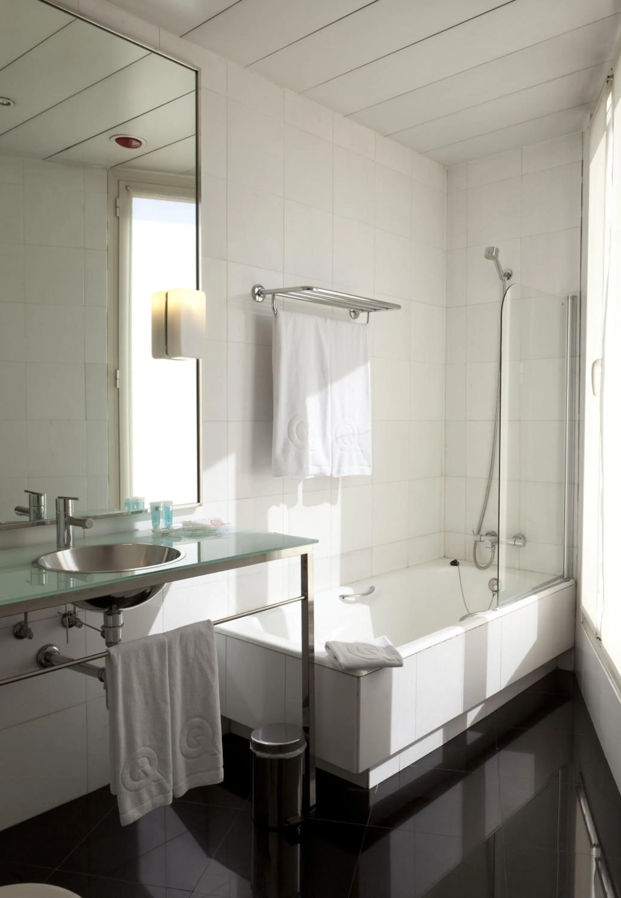 Bathroom, Bed in Quatro Puerta del Sol