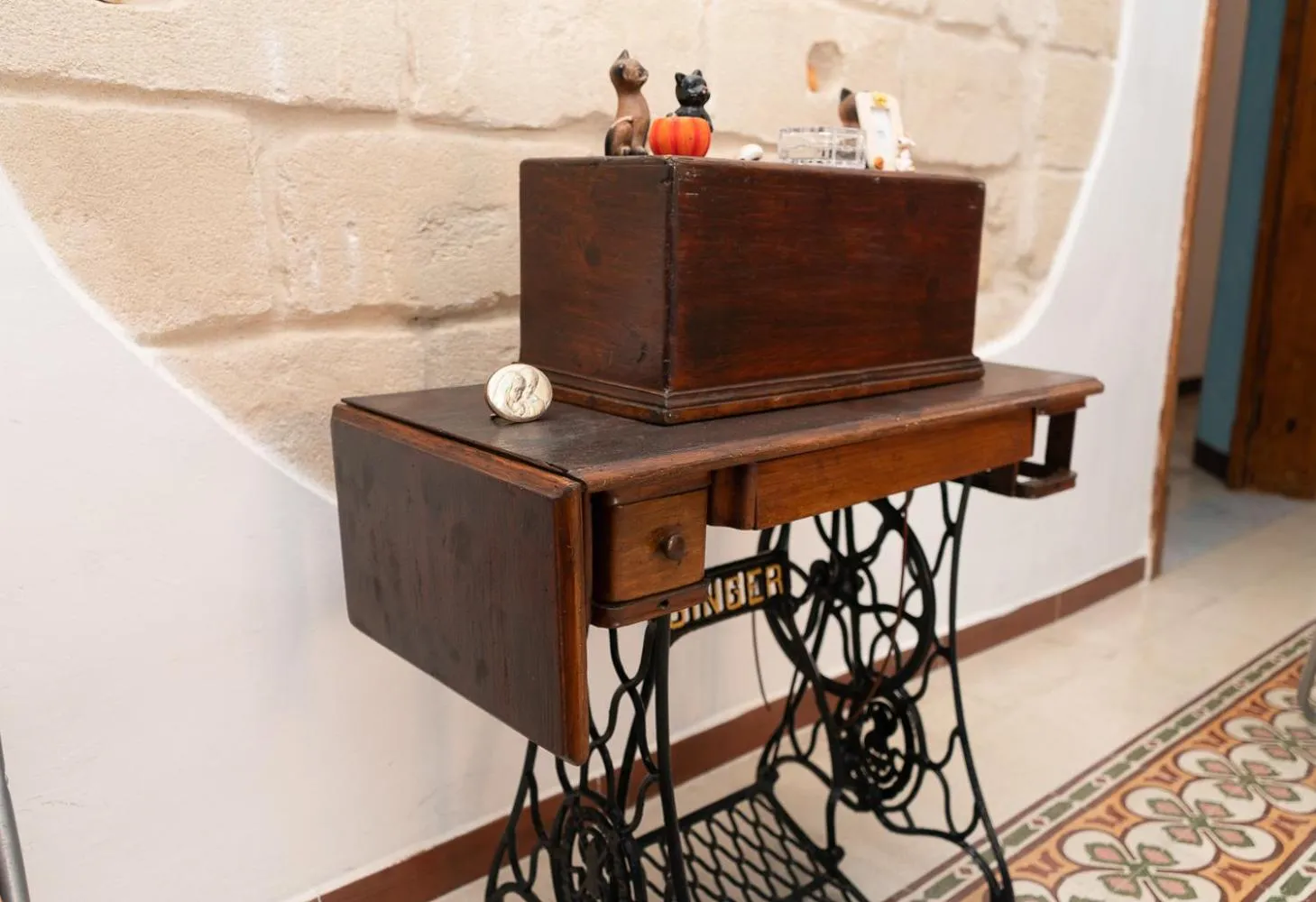 Communal lounge/ TV room in B&B Favignana