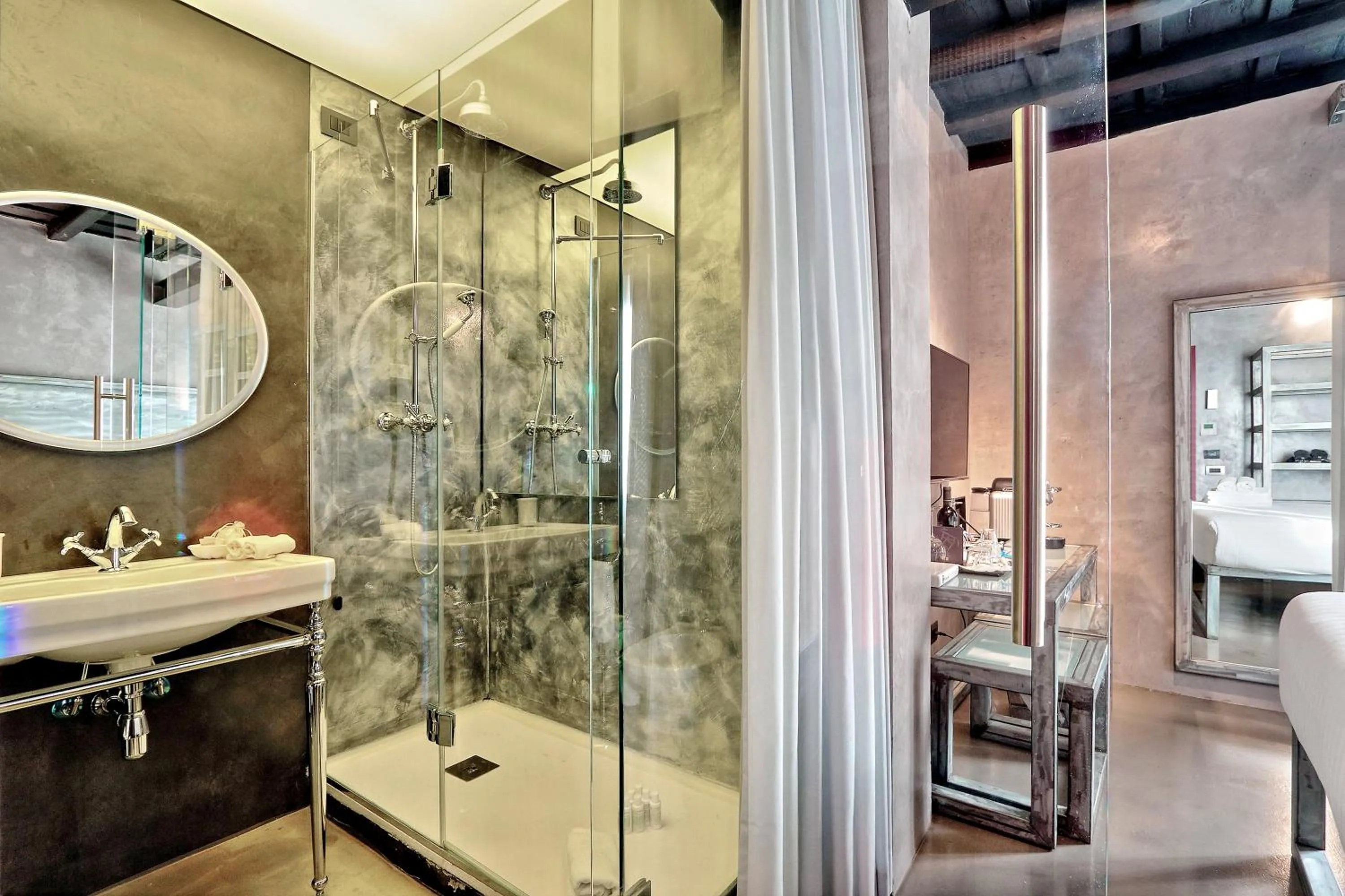 Shower in Mama's Home Rome