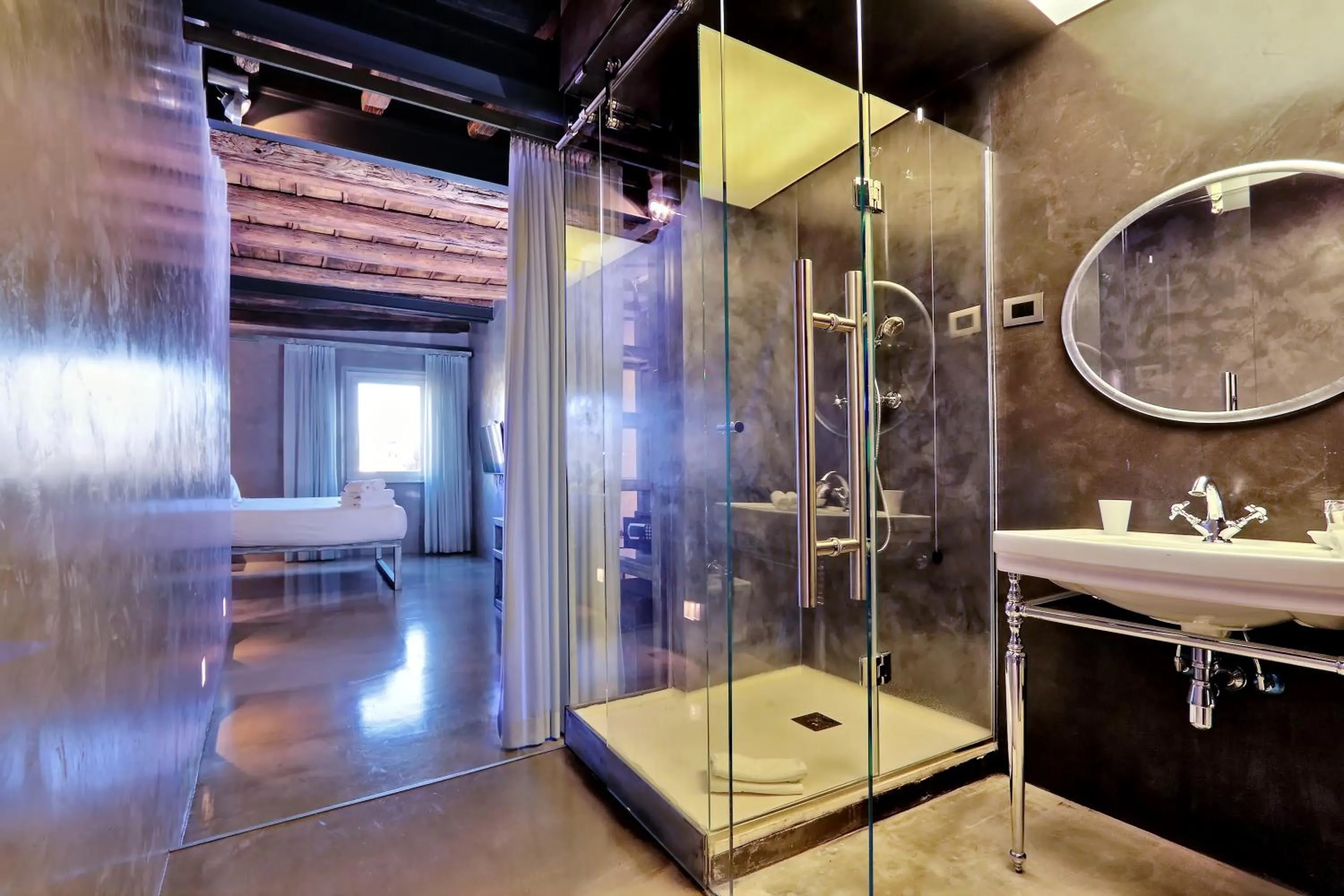 Shower in Mama's Home Rome