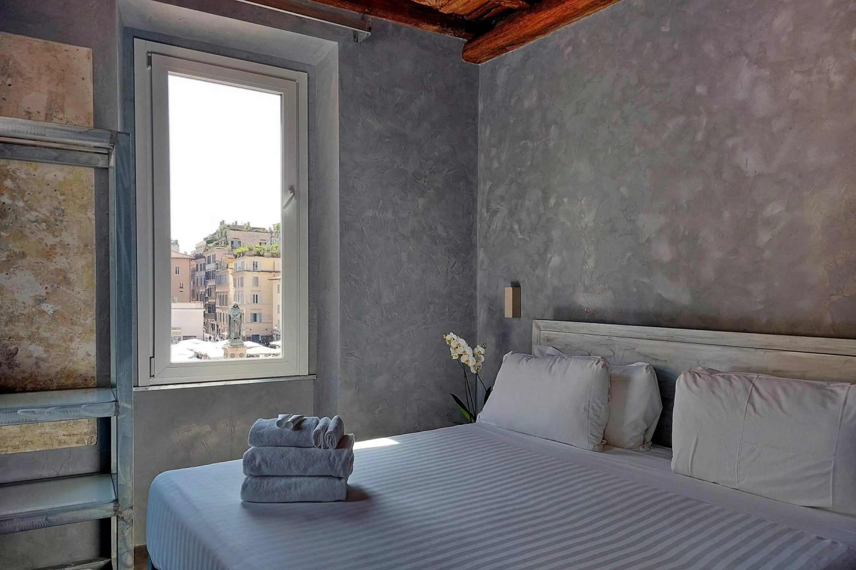 Bed in Mama's Home Rome