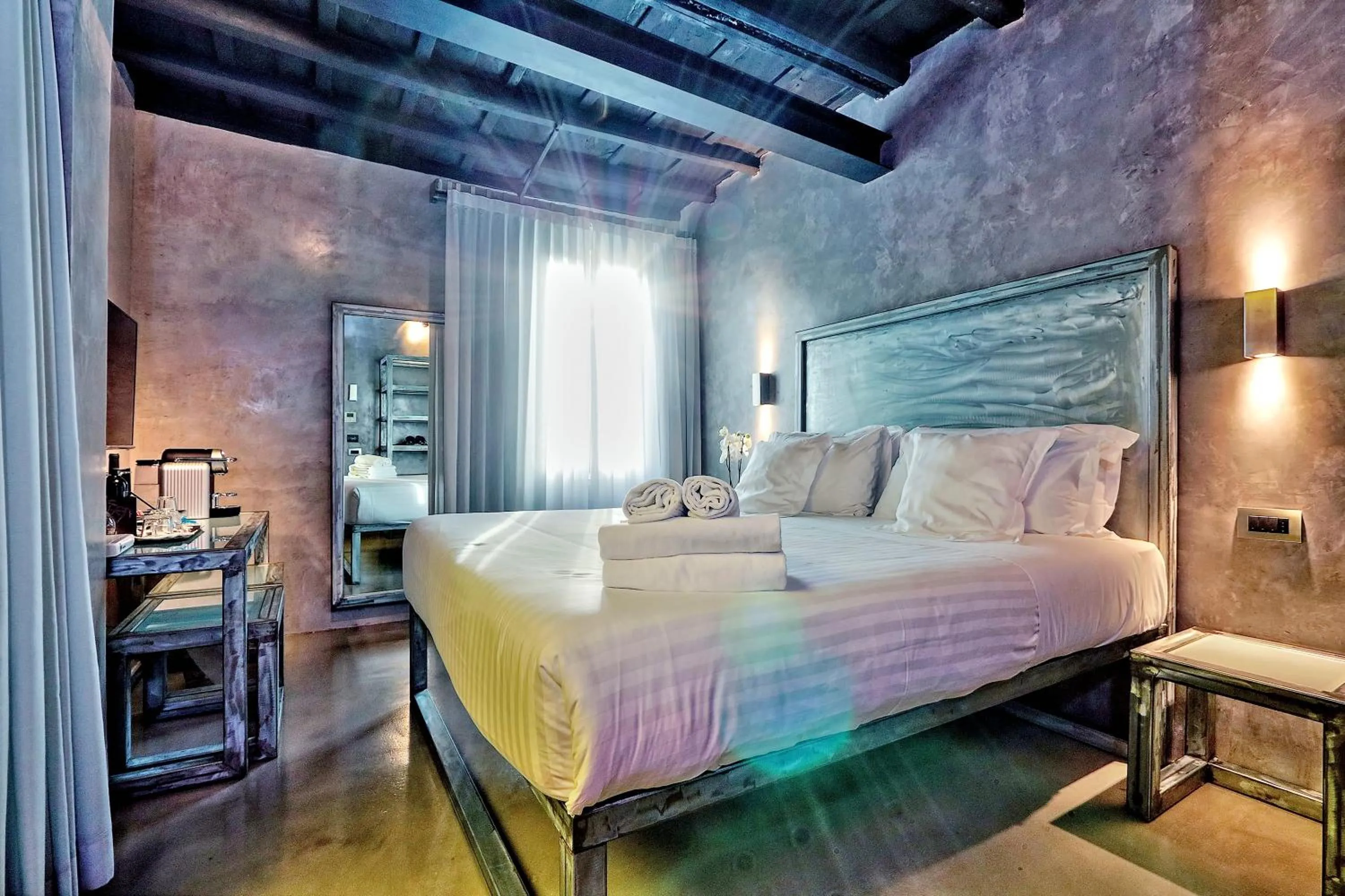 Photo of the whole room, Bed in Mama's Home Rome